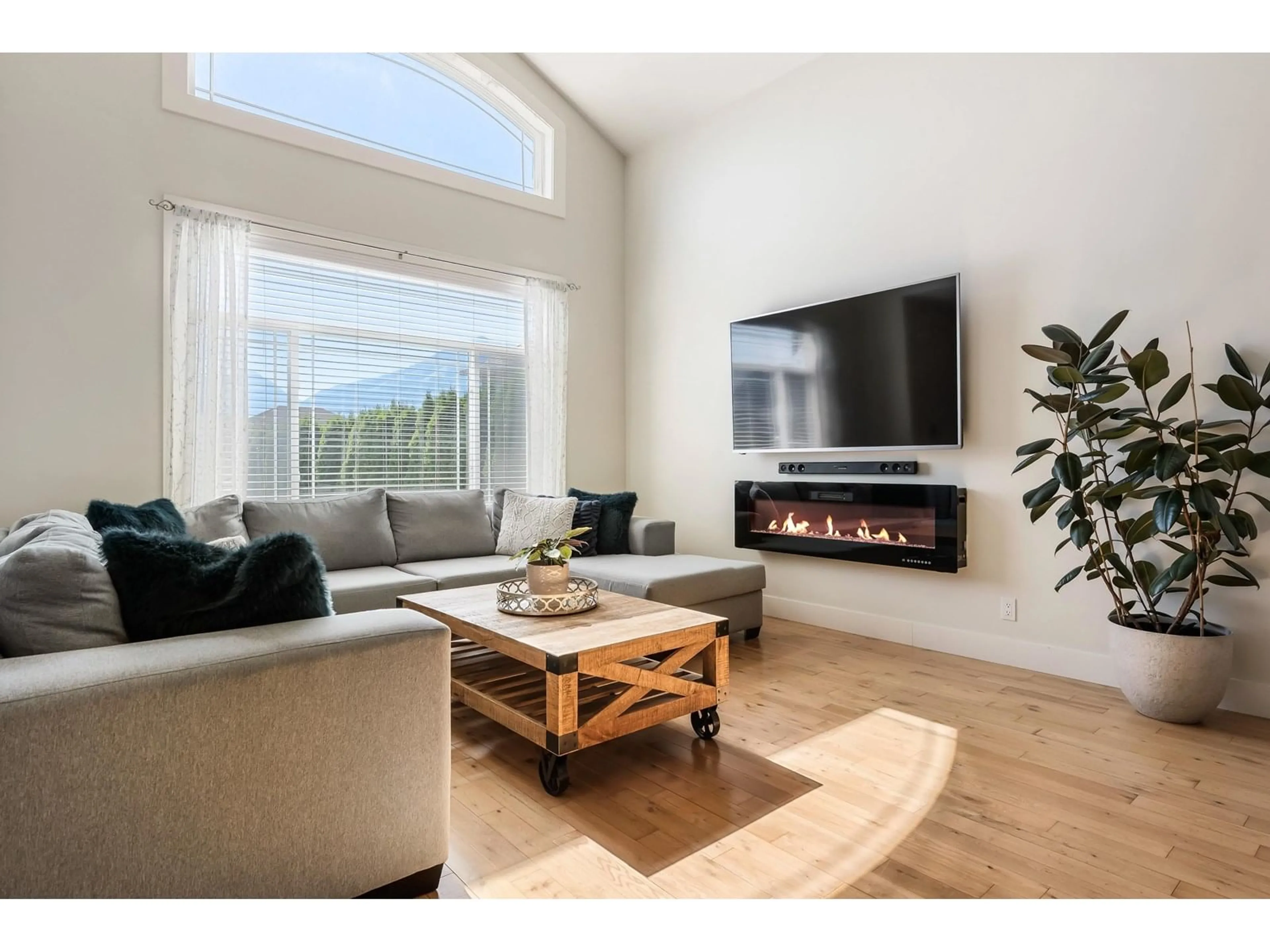 Living room with furniture, wood/laminate floor for 5243 CRIMSON RIDGE, Chilliwack British Columbia V2R0B4