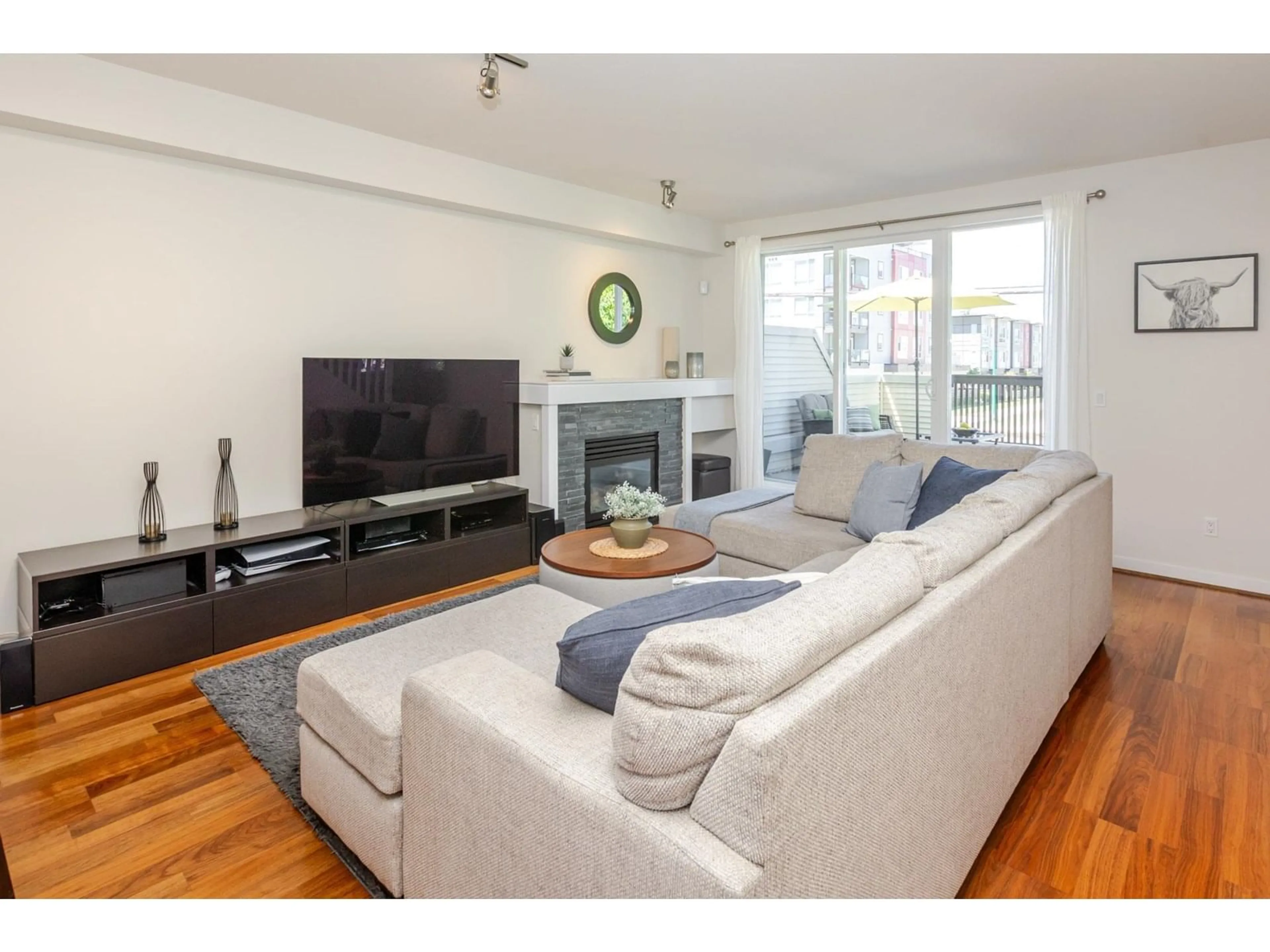 Living room with furniture, wood/laminate floor for 55 - 7155 189, Surrey British Columbia V4N5S8