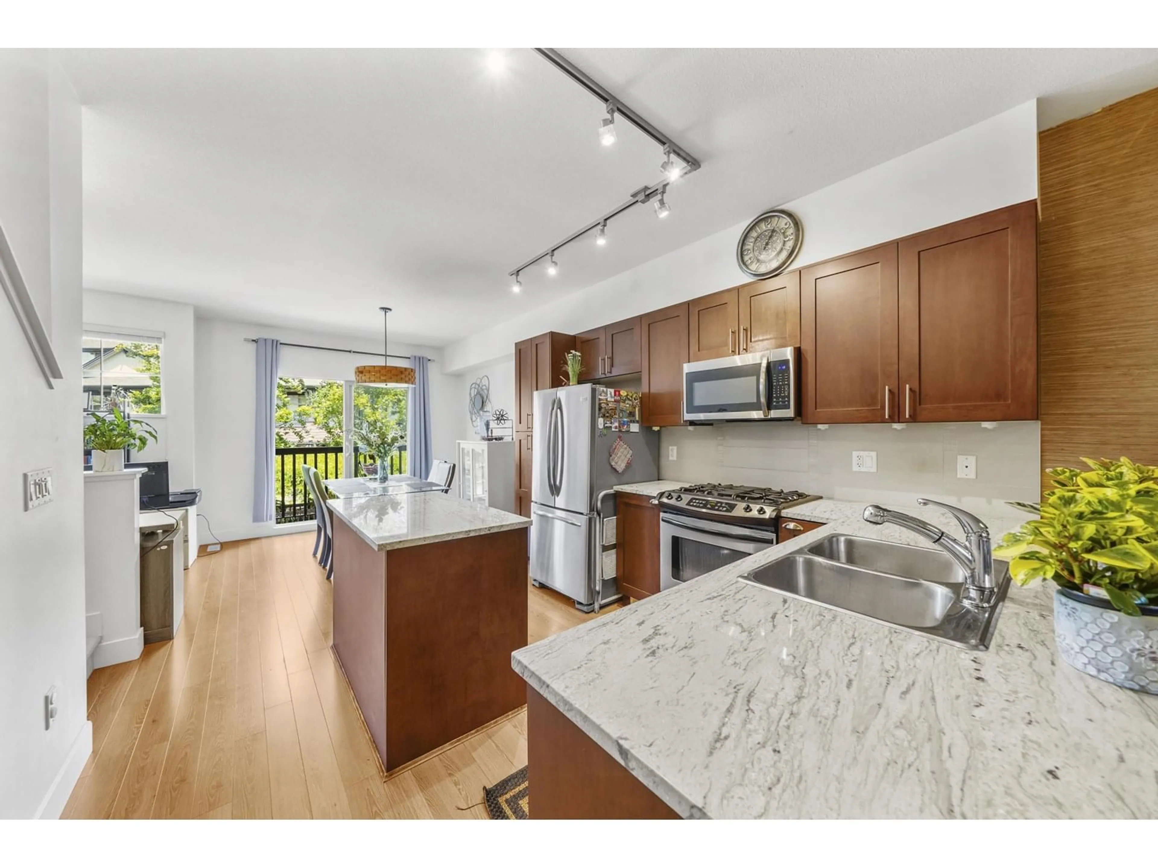 Open concept kitchen, unknown for 15 - 19478 65, Surrey British Columbia V4N5X5