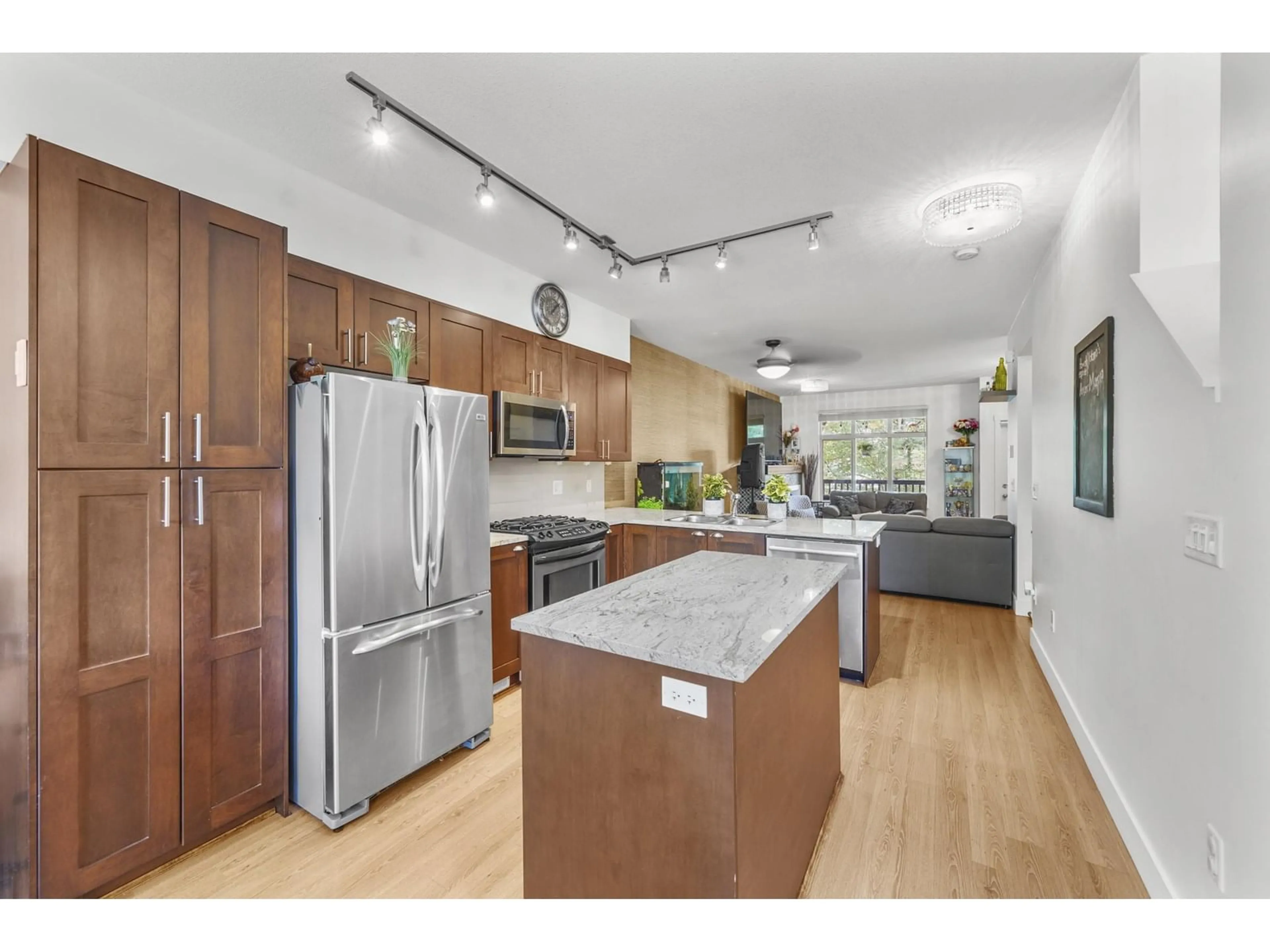 Open concept kitchen, unknown for 15 - 19478 65, Surrey British Columbia V4N5X5