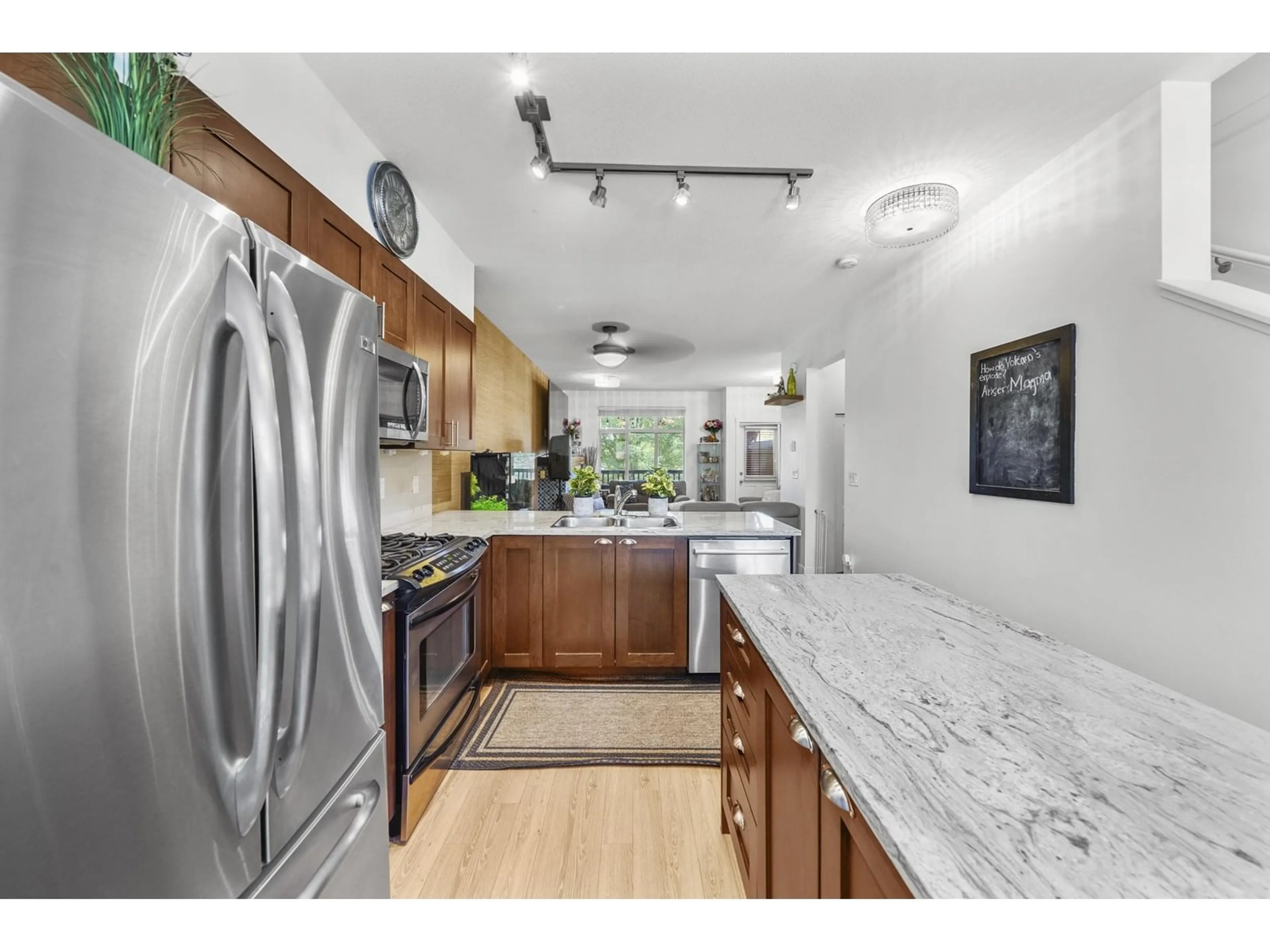 Open concept kitchen, ceramic/tile floor for 15 - 19478 65, Surrey British Columbia V4N5X5