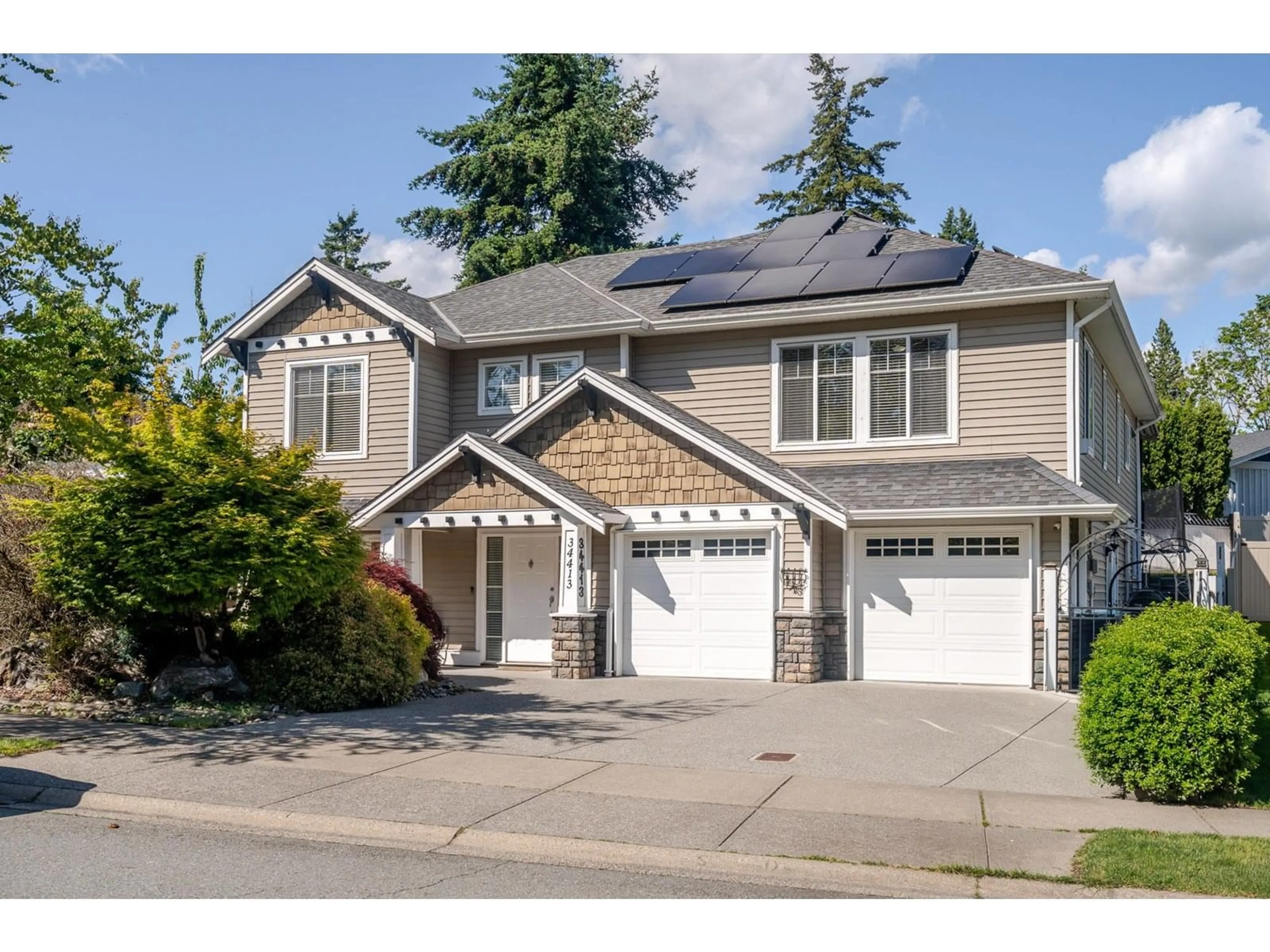 Home with vinyl exterior material, street for 34413 STONELEIGH, Abbotsford British Columbia V2S8N4