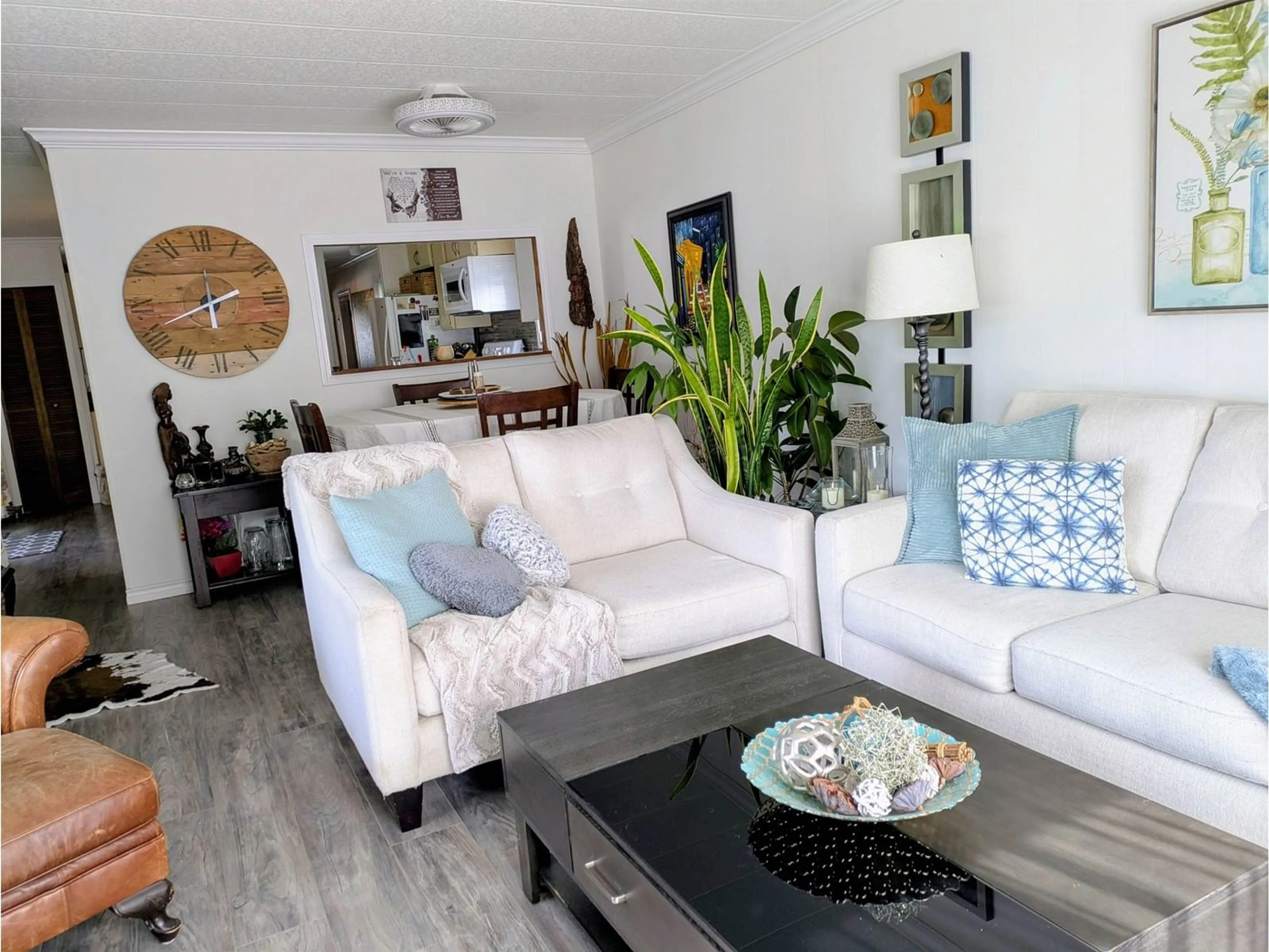 Living room with furniture, wood/laminate floor for 29 - 9080 198, Langley British Columbia V1M3A8