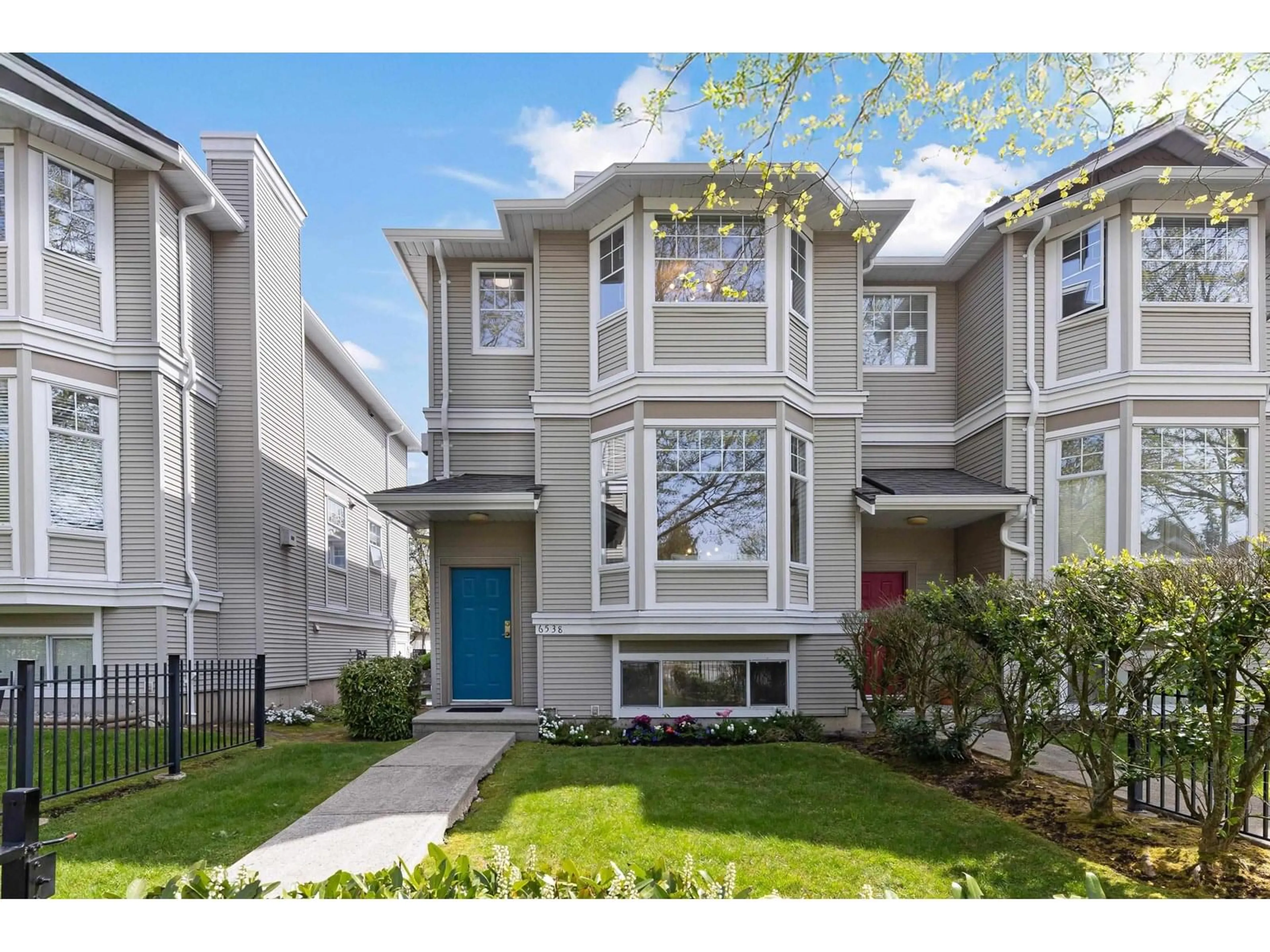 Home with vinyl exterior material, street for 6538 121, Surrey British Columbia V3W1C5