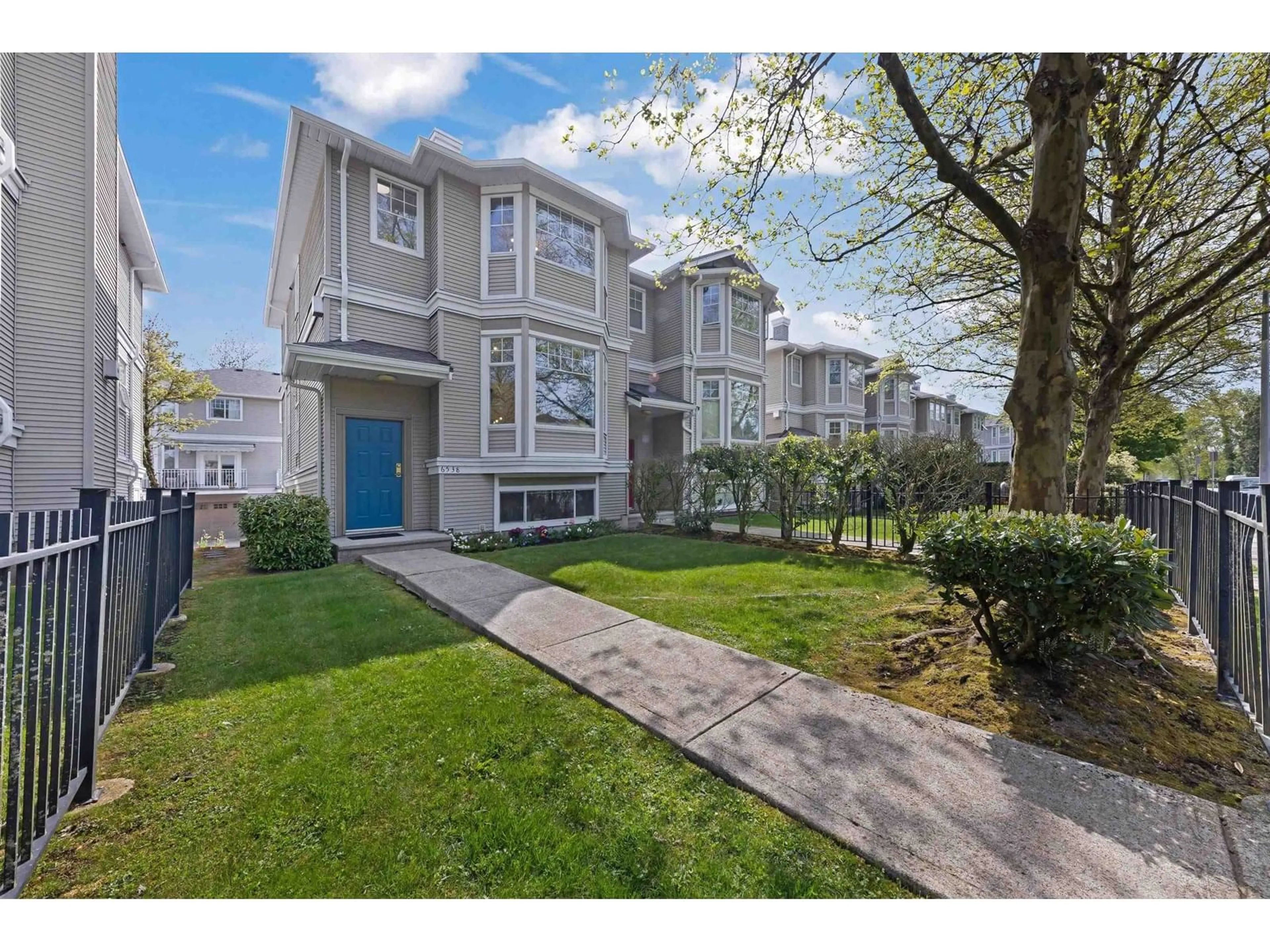 A pic from outside/outdoor area/front of a property/back of a property/a pic from drone, street for 6538 121, Surrey British Columbia V3W1C5