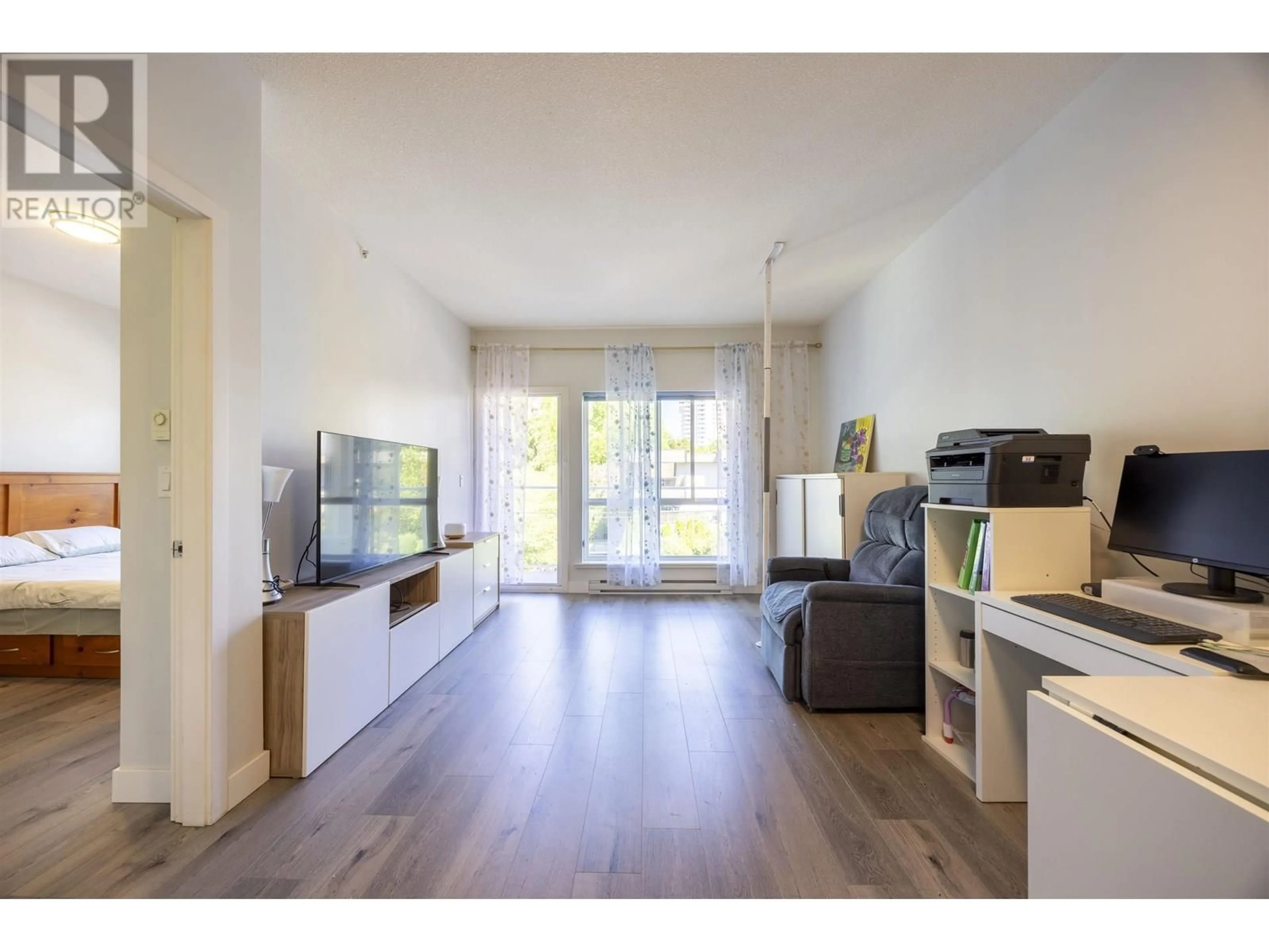 Living room with furniture, wood/laminate floor for 310 - 5655 INMAN AVENUE, Burnaby British Columbia V5H2M2