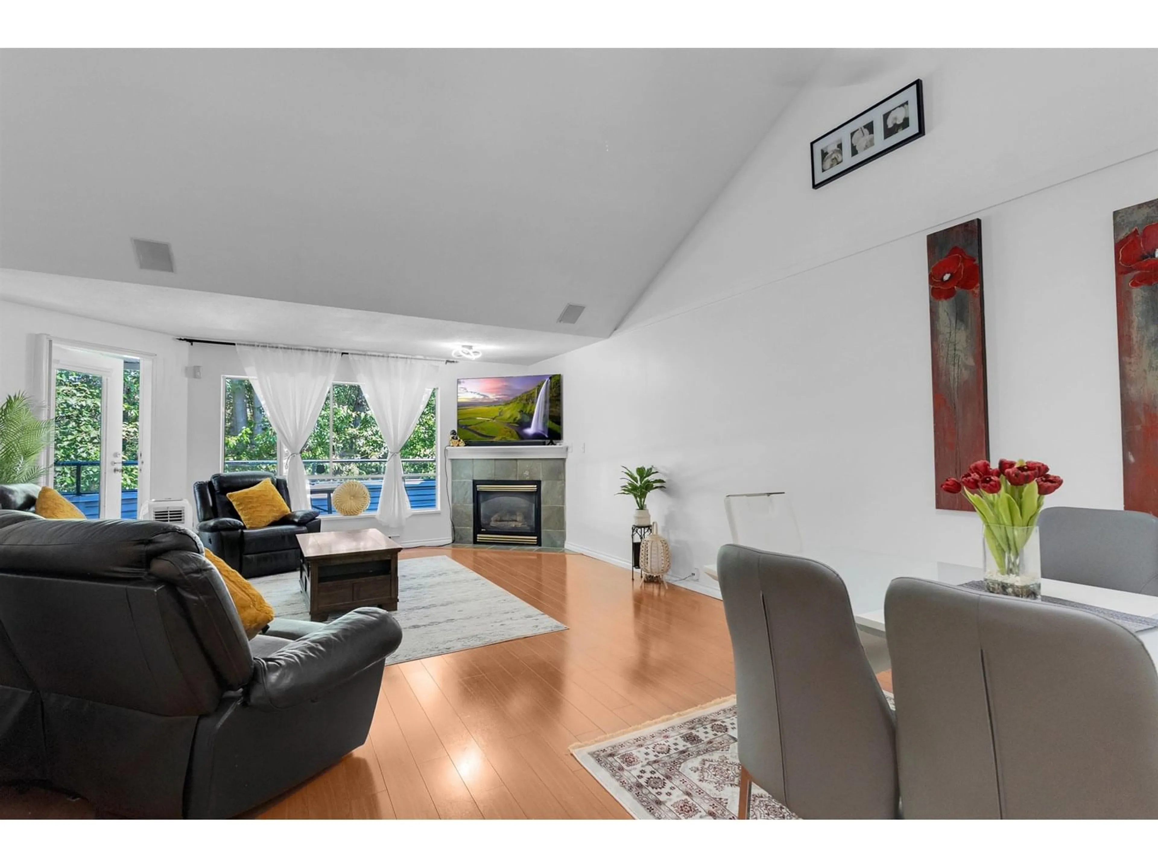 Living room with furniture, wood/laminate floor for 11 - 13670 84, Surrey British Columbia V3W0T6