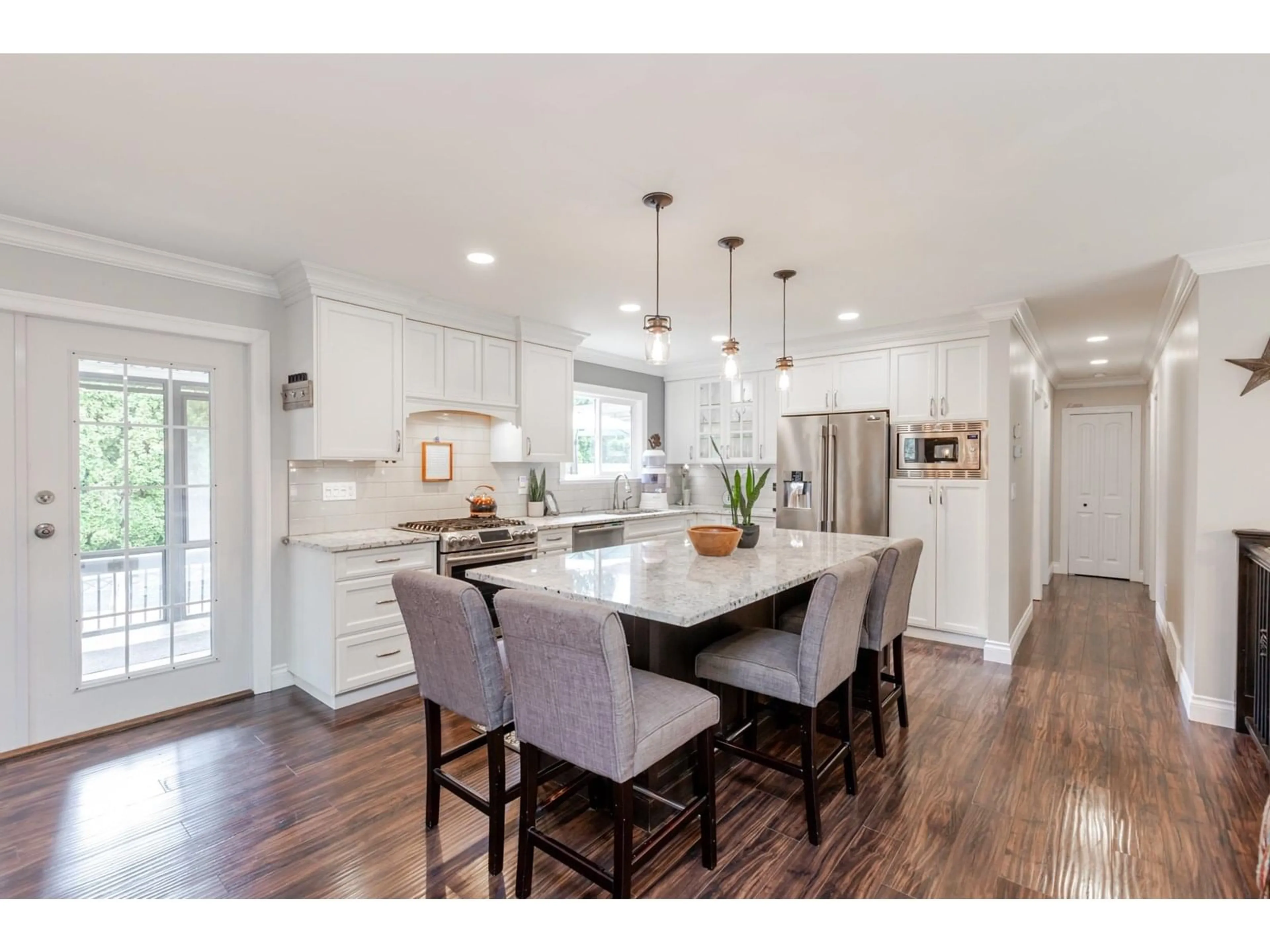 Open concept kitchen, wood/laminate floor for 20390 42, Langley British Columbia V3A3A7