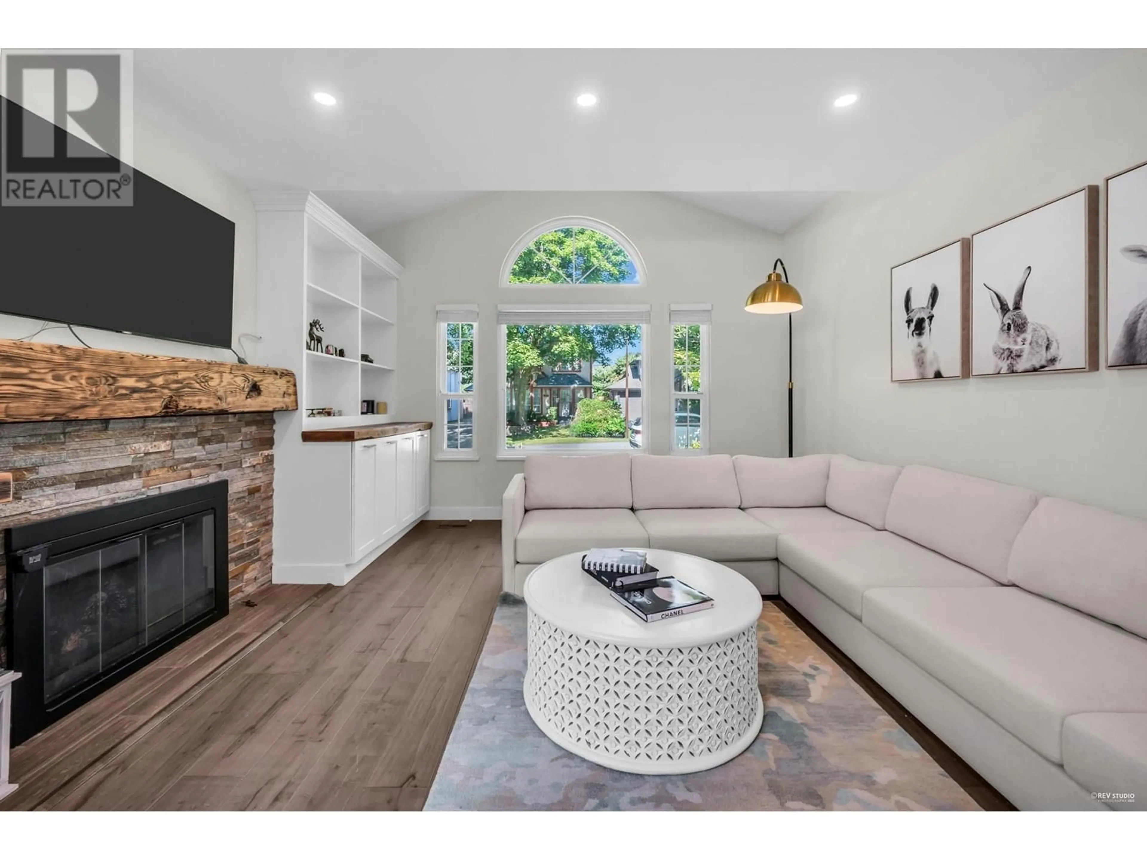 Living room with furniture, wood/laminate floor for 860 RUCKLE COURT, North Vancouver British Columbia V7H2P6