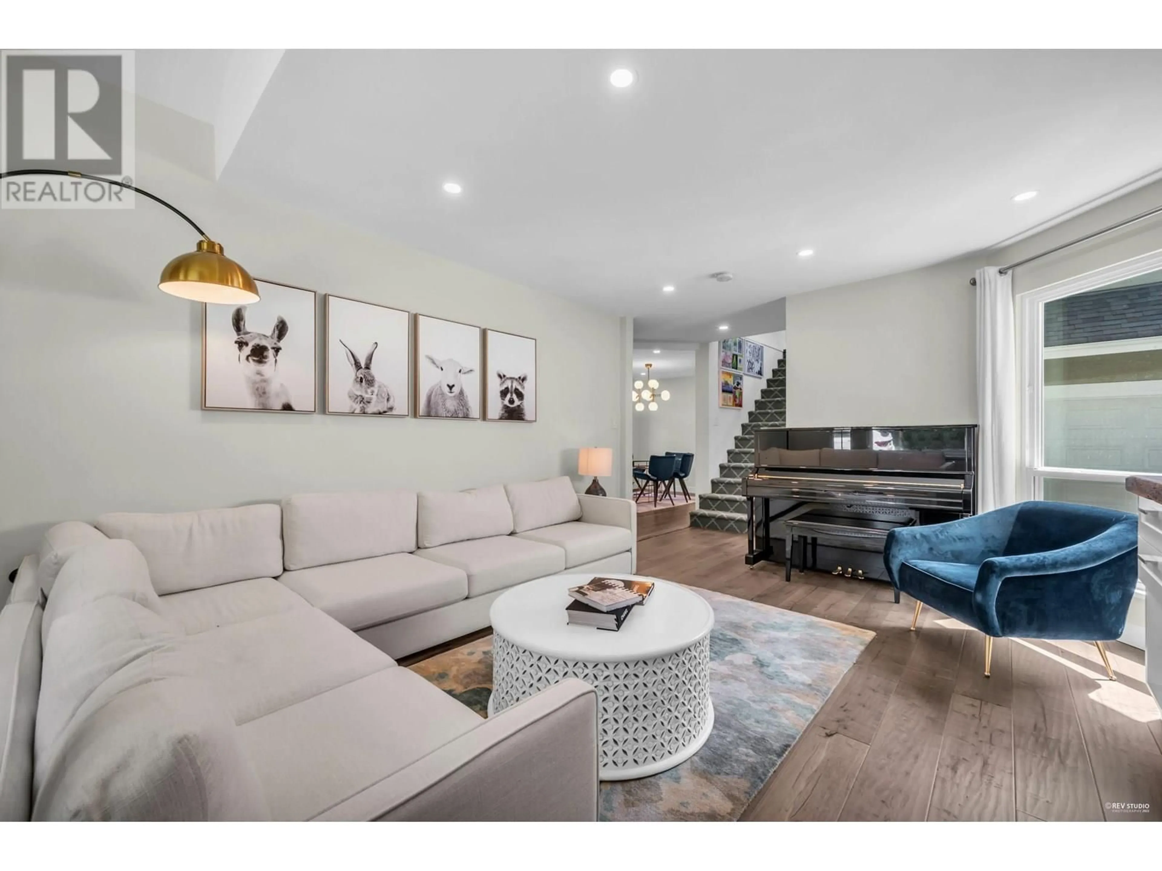 Living room with furniture, unknown for 860 RUCKLE COURT, North Vancouver British Columbia V7H2P6