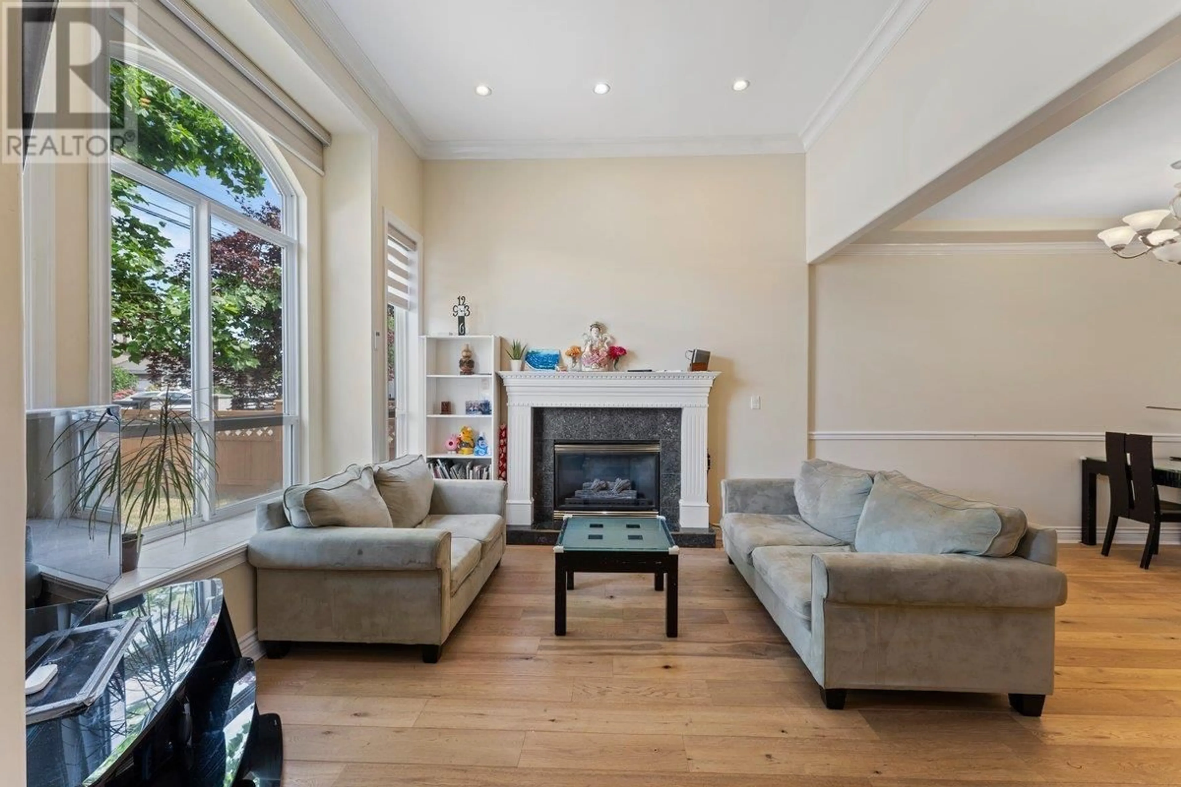 Living room with furniture, wood/laminate floor for 7770 16TH AVENUE, Burnaby British Columbia V3N1P9