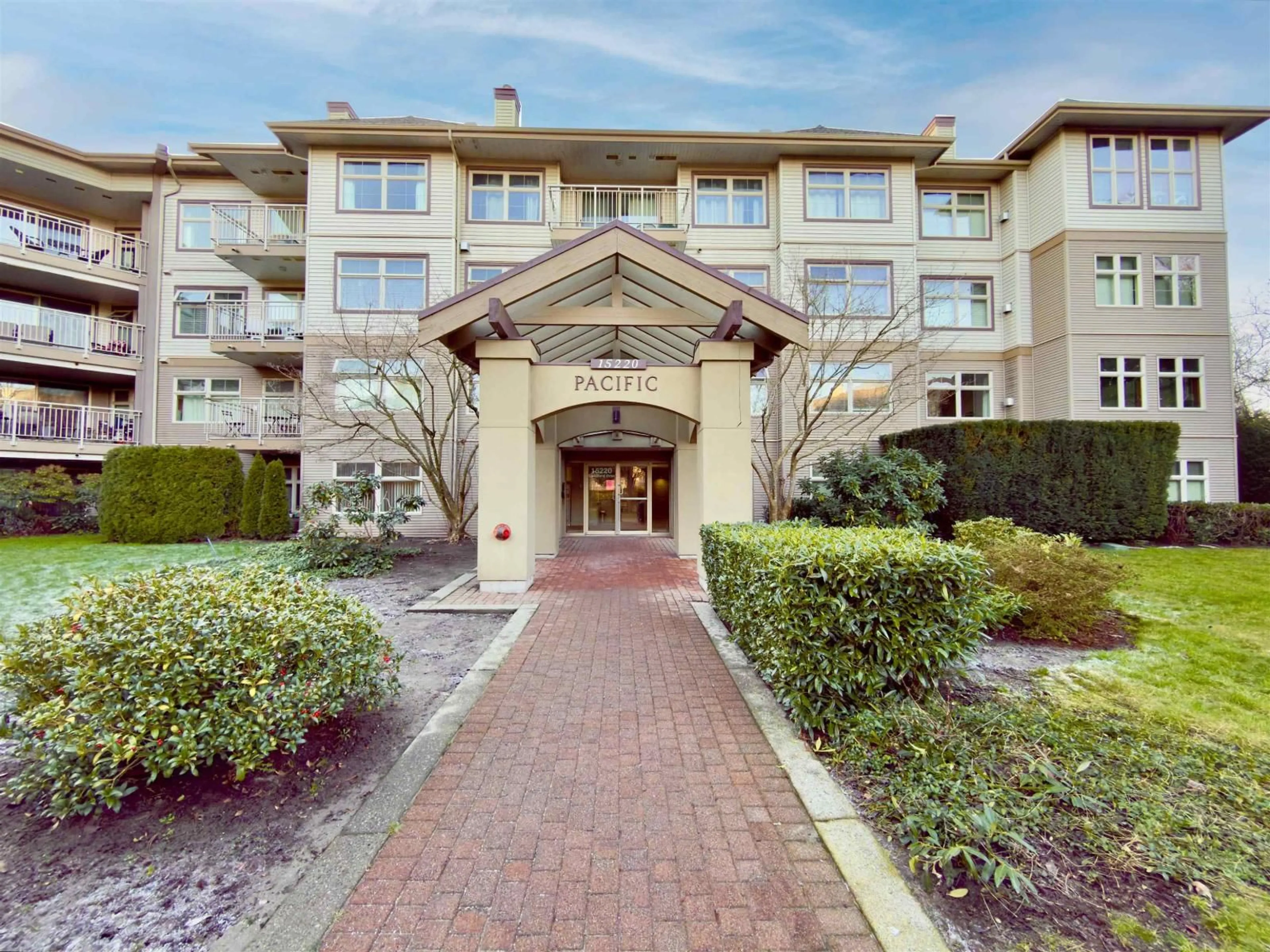 Indoor foyer for 210 - 15220 GUILDFORD DRIVE, Surrey British Columbia V3R0Y6