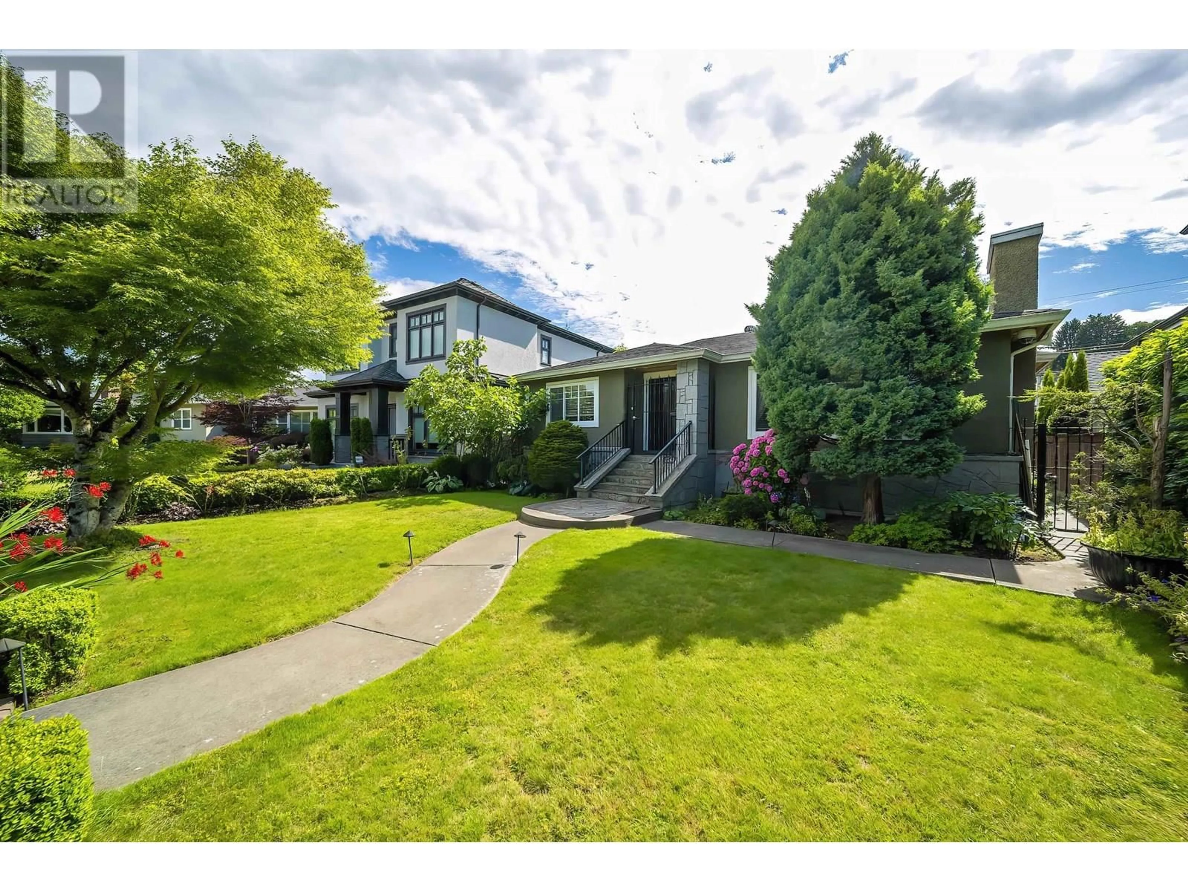 A pic from outside/outdoor area/front of a property/back of a property/a pic from drone, street for 3347 TRUTCH STREET, Vancouver British Columbia V6L2T3