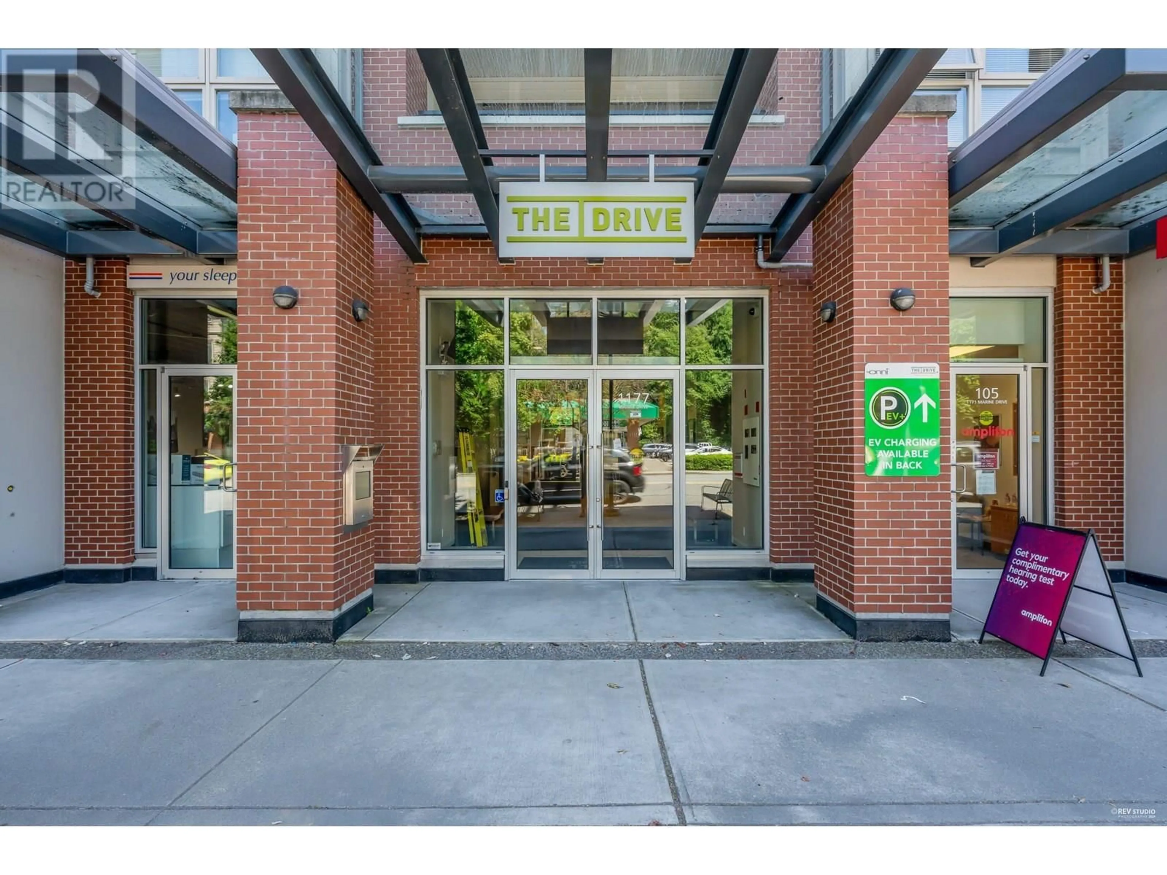 Indoor foyer for 304 - 1177 MARINE DRIVE, North Vancouver British Columbia V7P1T1