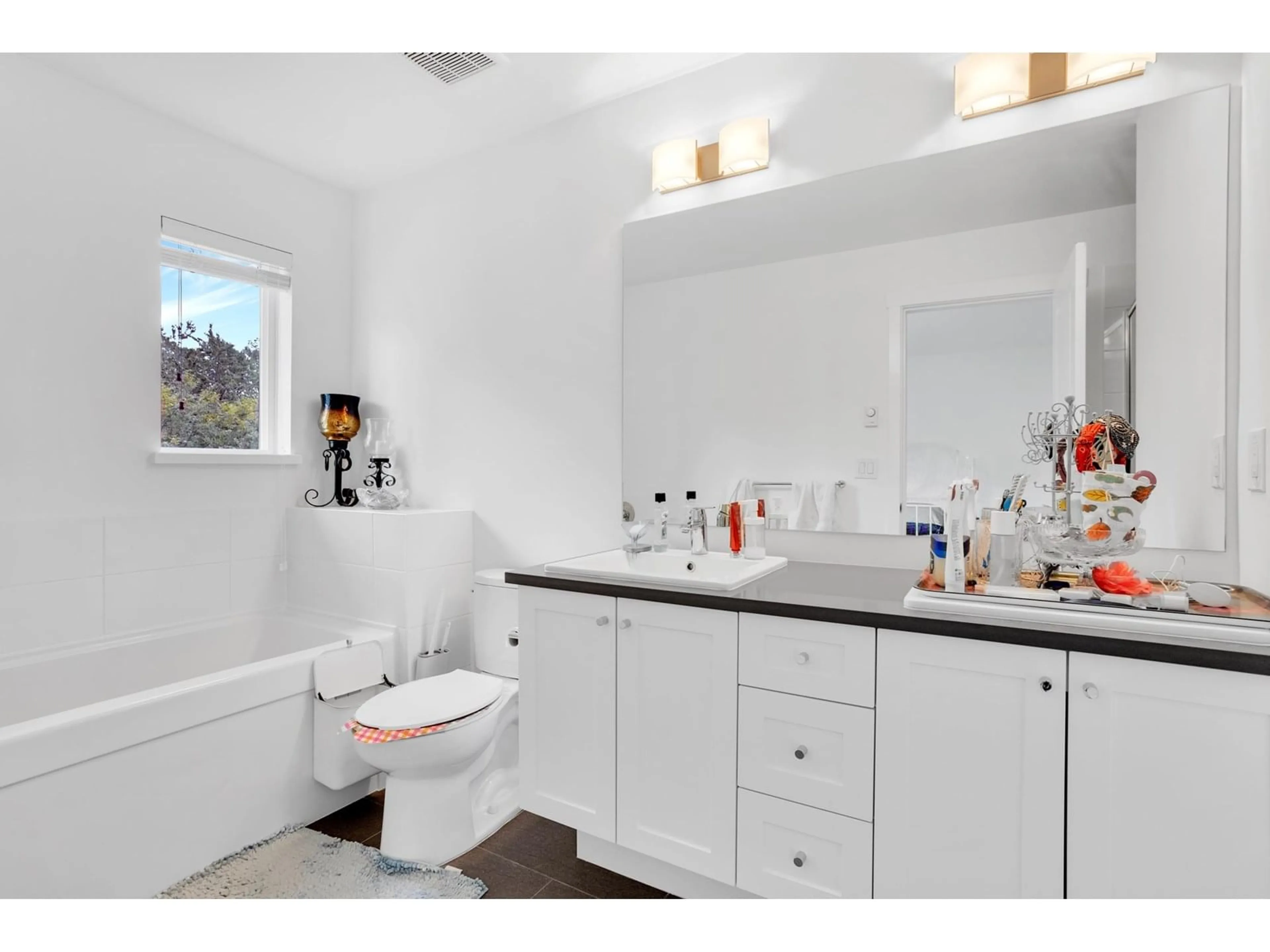 Standard bathroom, ceramic/tile floor for 92 - 8168 136A STREET, Surrey British Columbia V3W2Z6