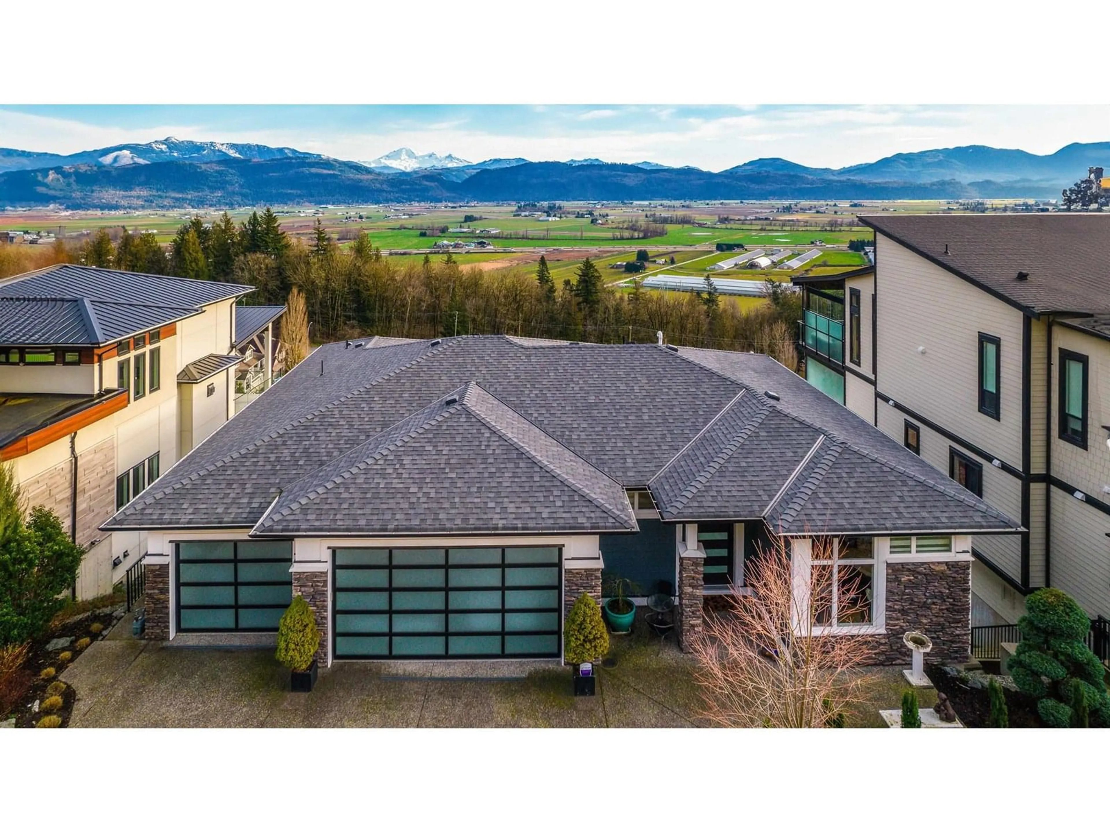A pic from outside/outdoor area/front of a property/back of a property/a pic from drone, mountain view for 36460 EPWORTH, Abbotsford British Columbia V3G0B2
