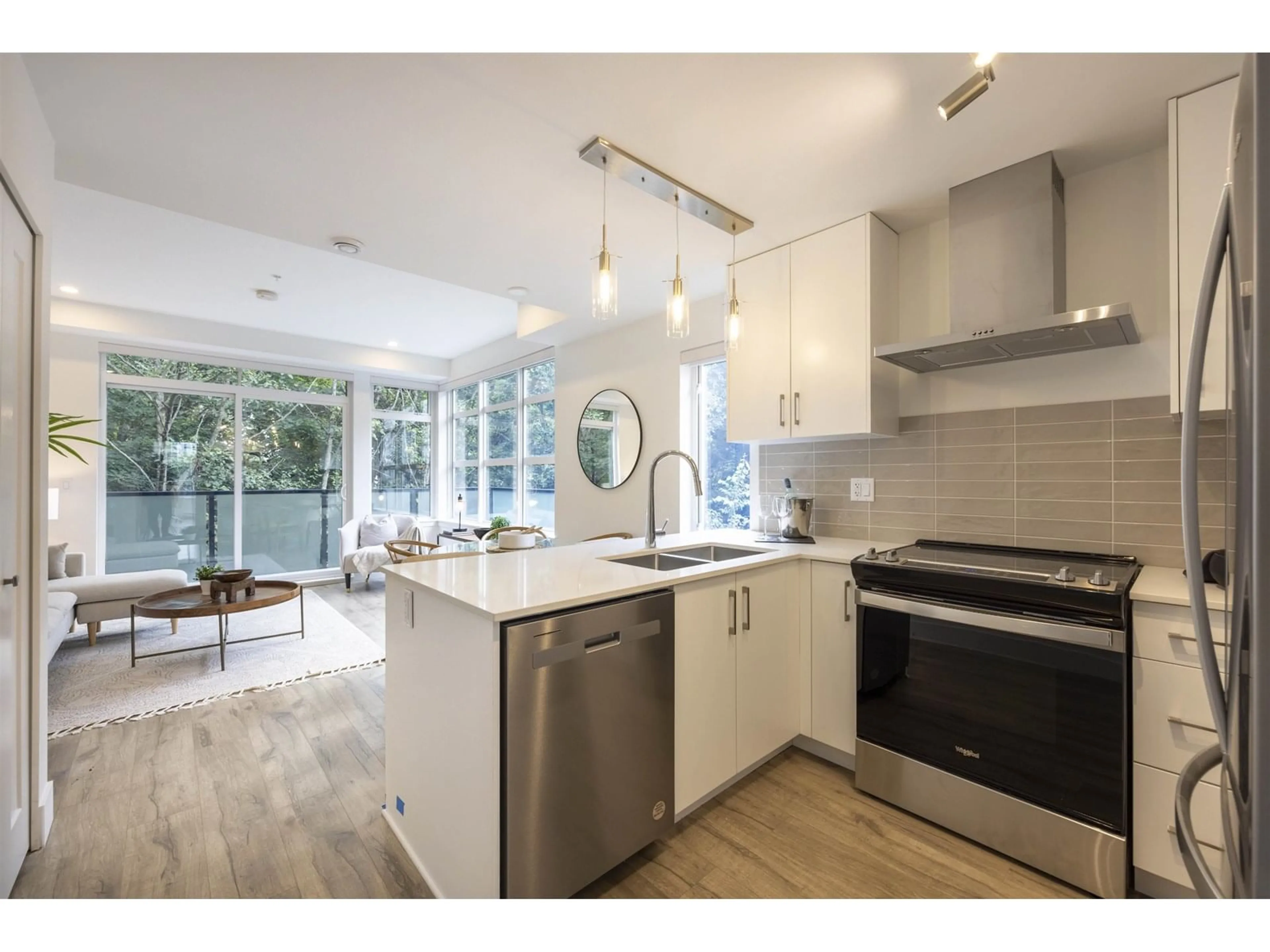 Open concept kitchen, ceramic/tile floor for 19 - 6328 KING GEORGE, Surrey British Columbia V3X1E6