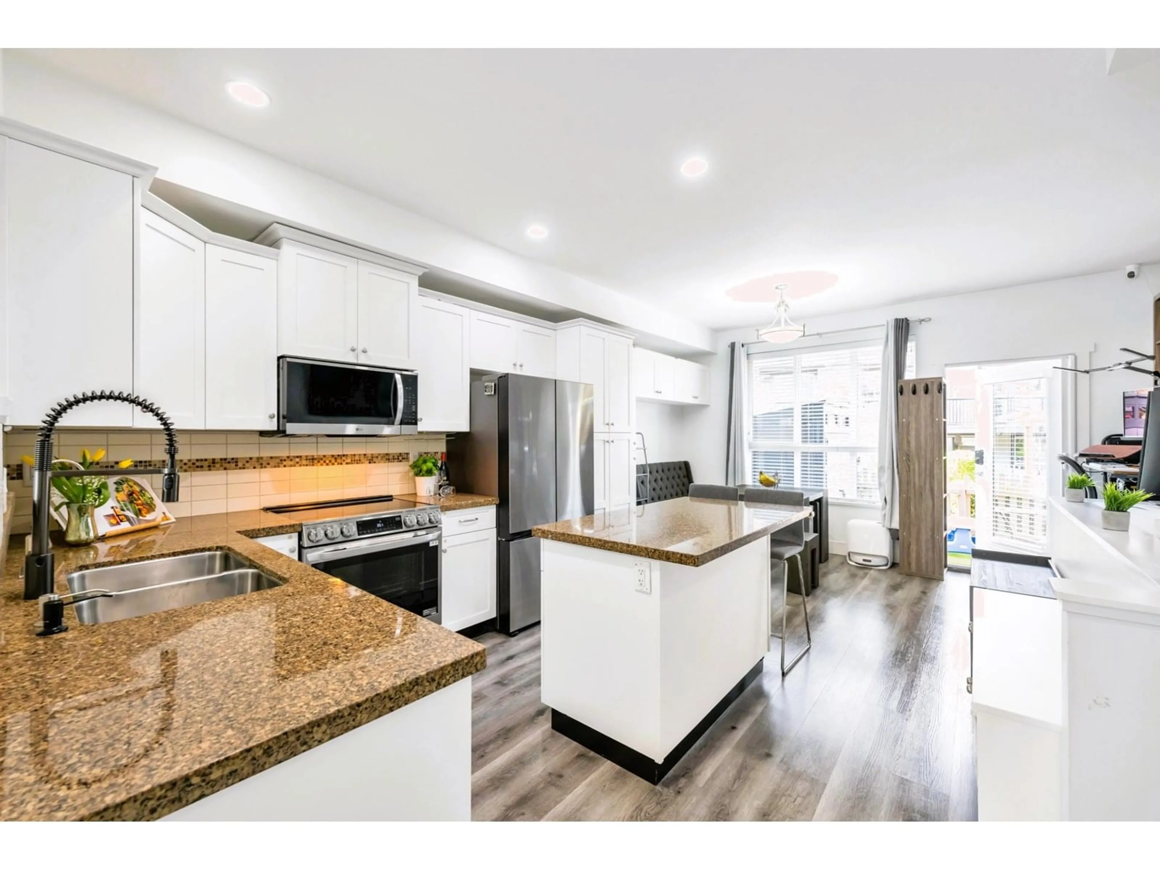 Open concept kitchen, unknown for 71 - 7848 170, Surrey British Columbia V4N6M4