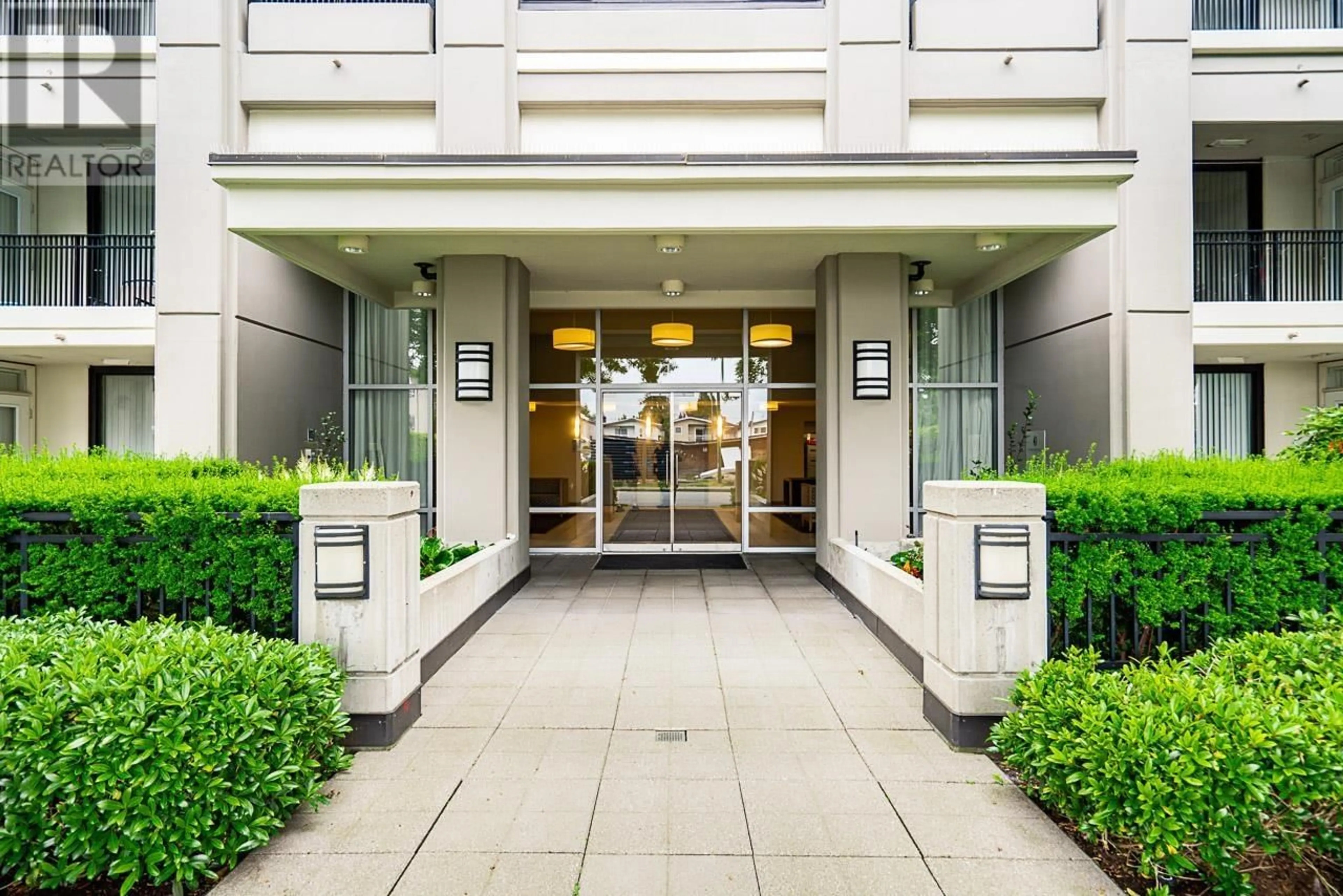 Indoor foyer for 211 - 7138 COLLIER STREET, Burnaby British Columbia V5E0A2