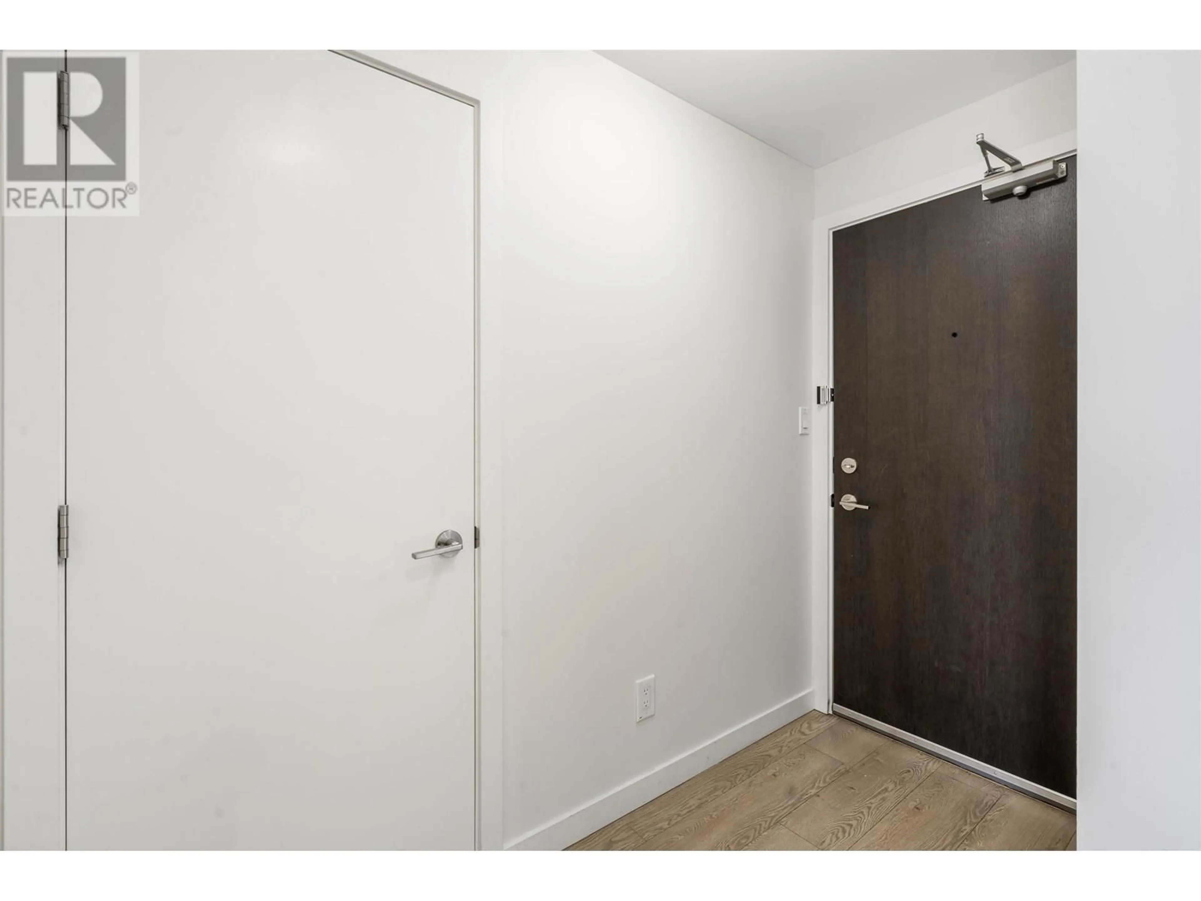 Indoor entryway for 3205 - 3080 LINCOLN AVENUE, Coquitlam British Columbia V3B0L9