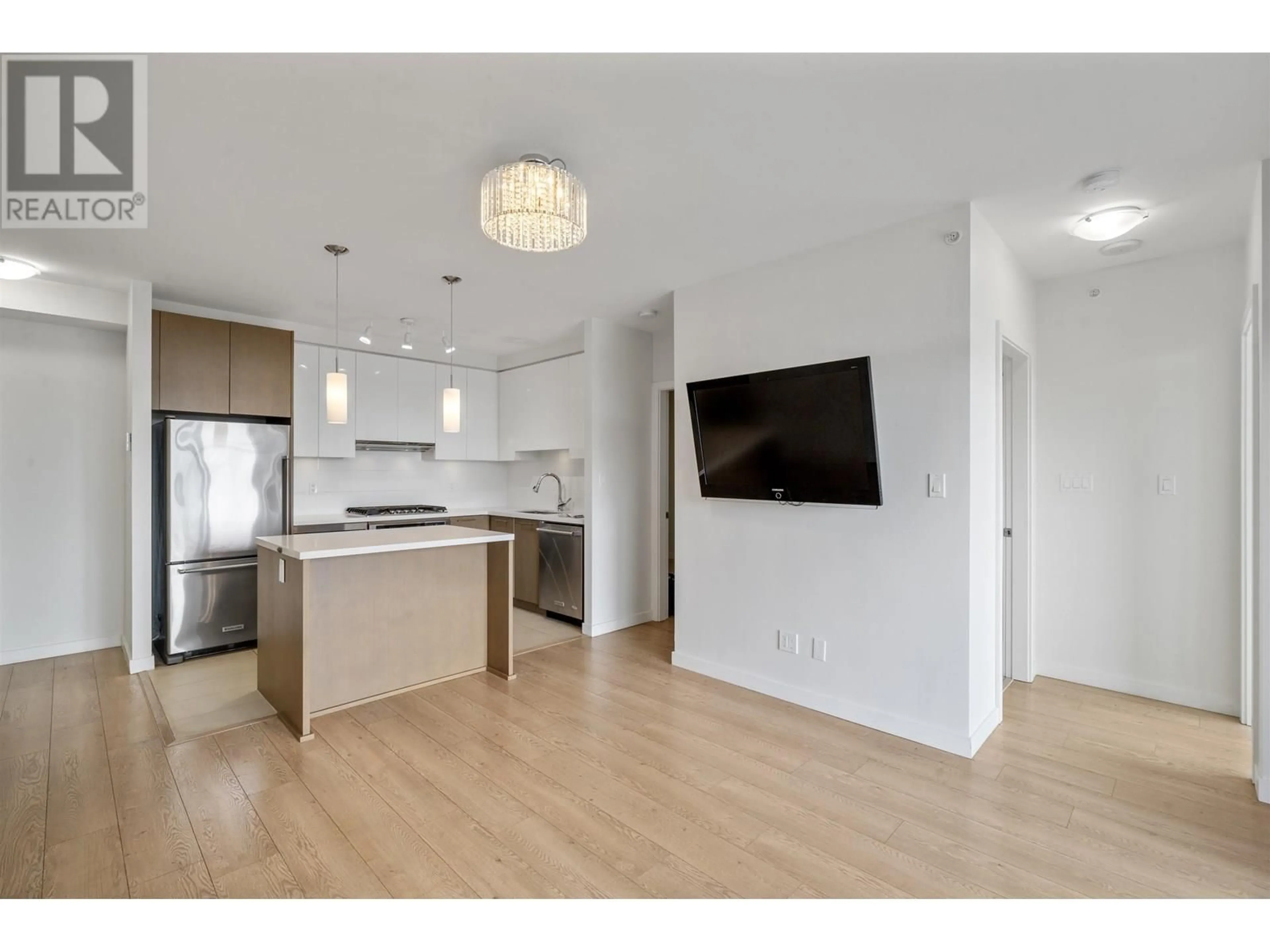 Open concept kitchen, wood/laminate floor for 3205 - 3080 LINCOLN AVENUE, Coquitlam British Columbia V3B0L9