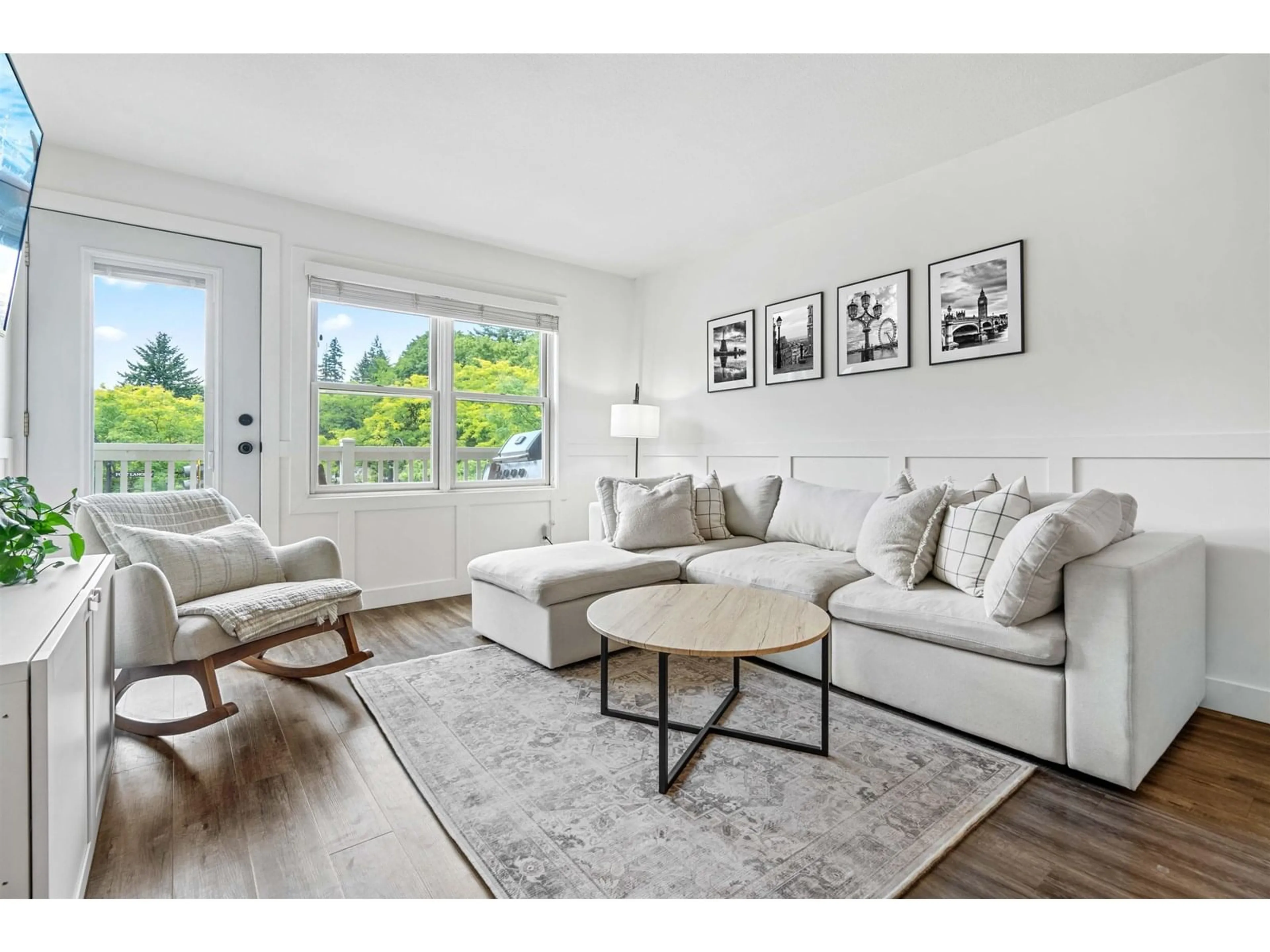 Living room with furniture, wood/laminate floor for 306 - 9124 GLOVER, Langley British Columbia V1M2S6
