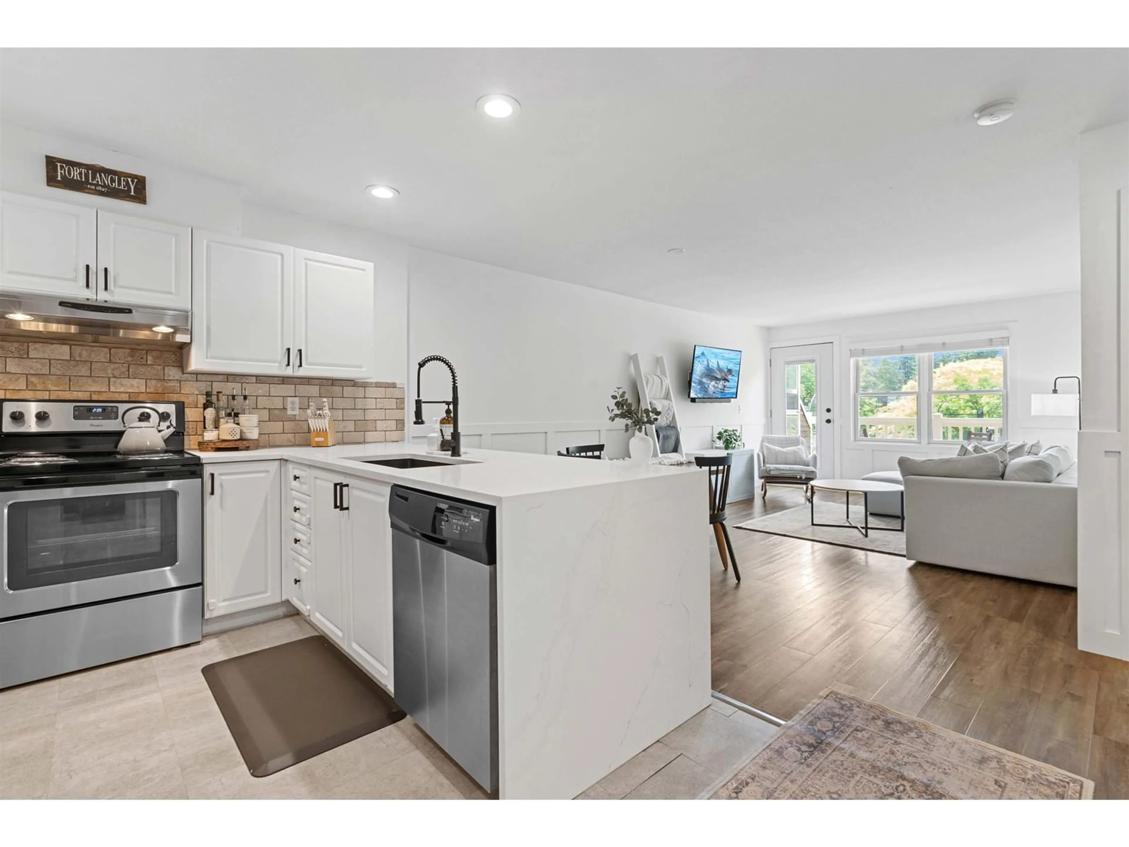 Open concept kitchen, unknown for 306 - 9124 GLOVER, Langley British Columbia V1M2S6