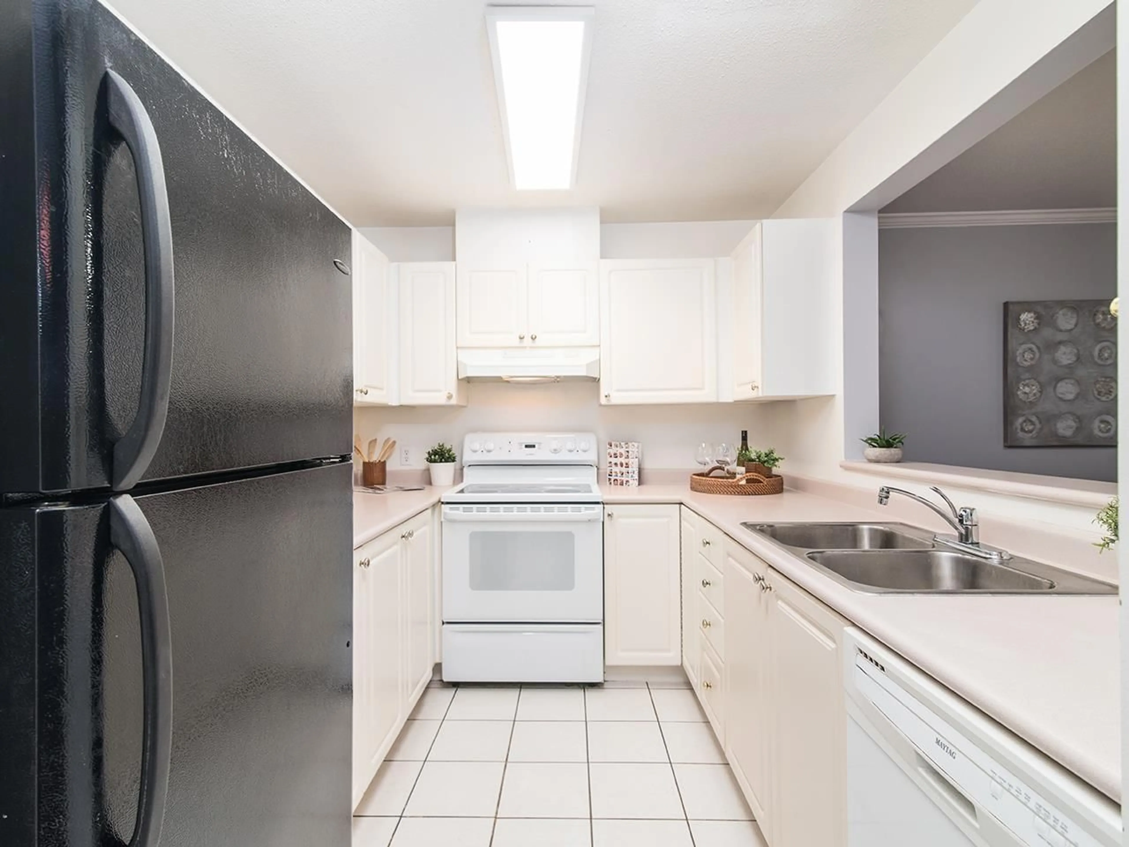 Standard kitchen, unknown for 207 - 9767 140, Surrey British Columbia V3T4M4