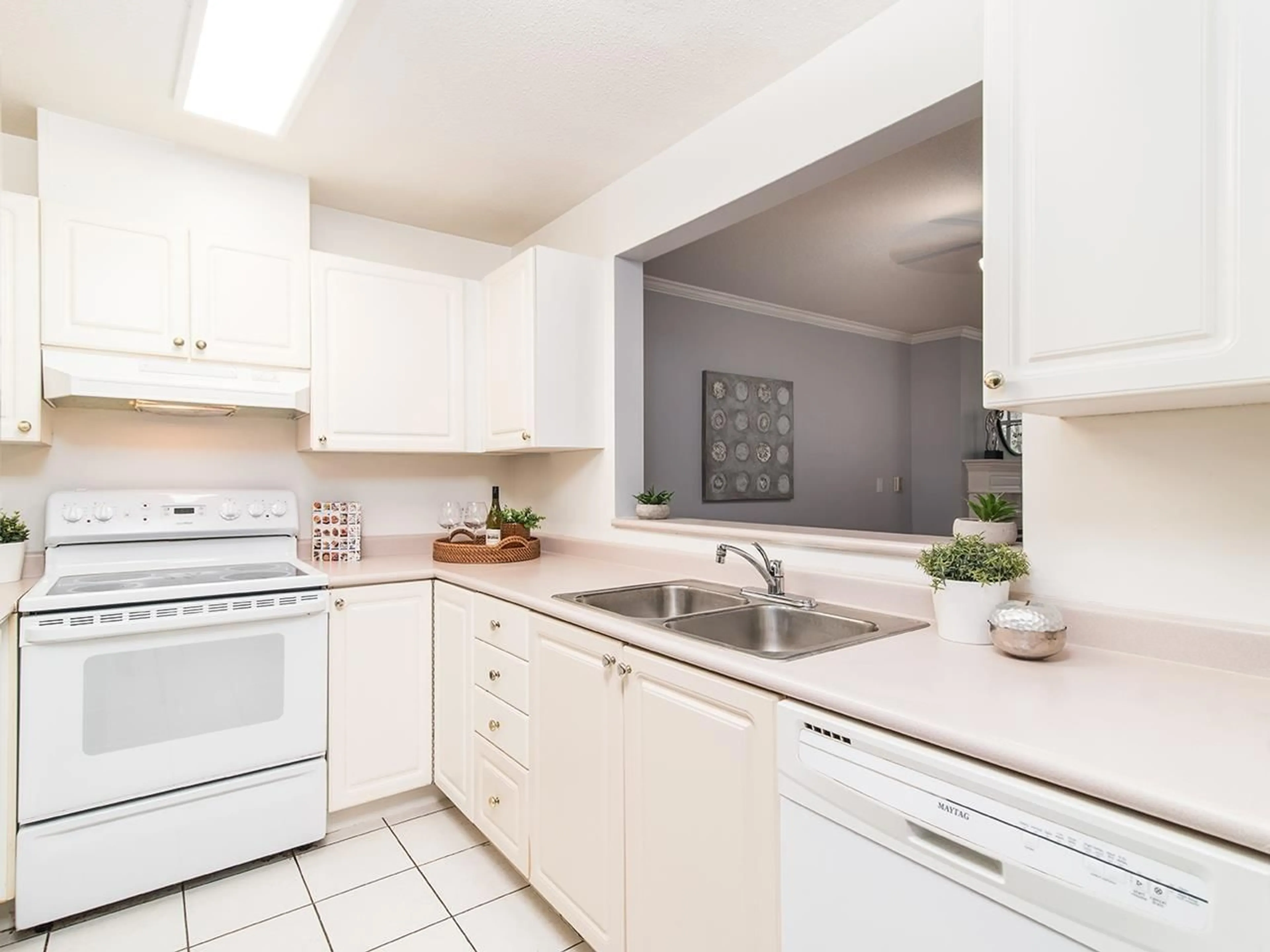 Standard kitchen, unknown for 207 - 9767 140, Surrey British Columbia V3T4M4