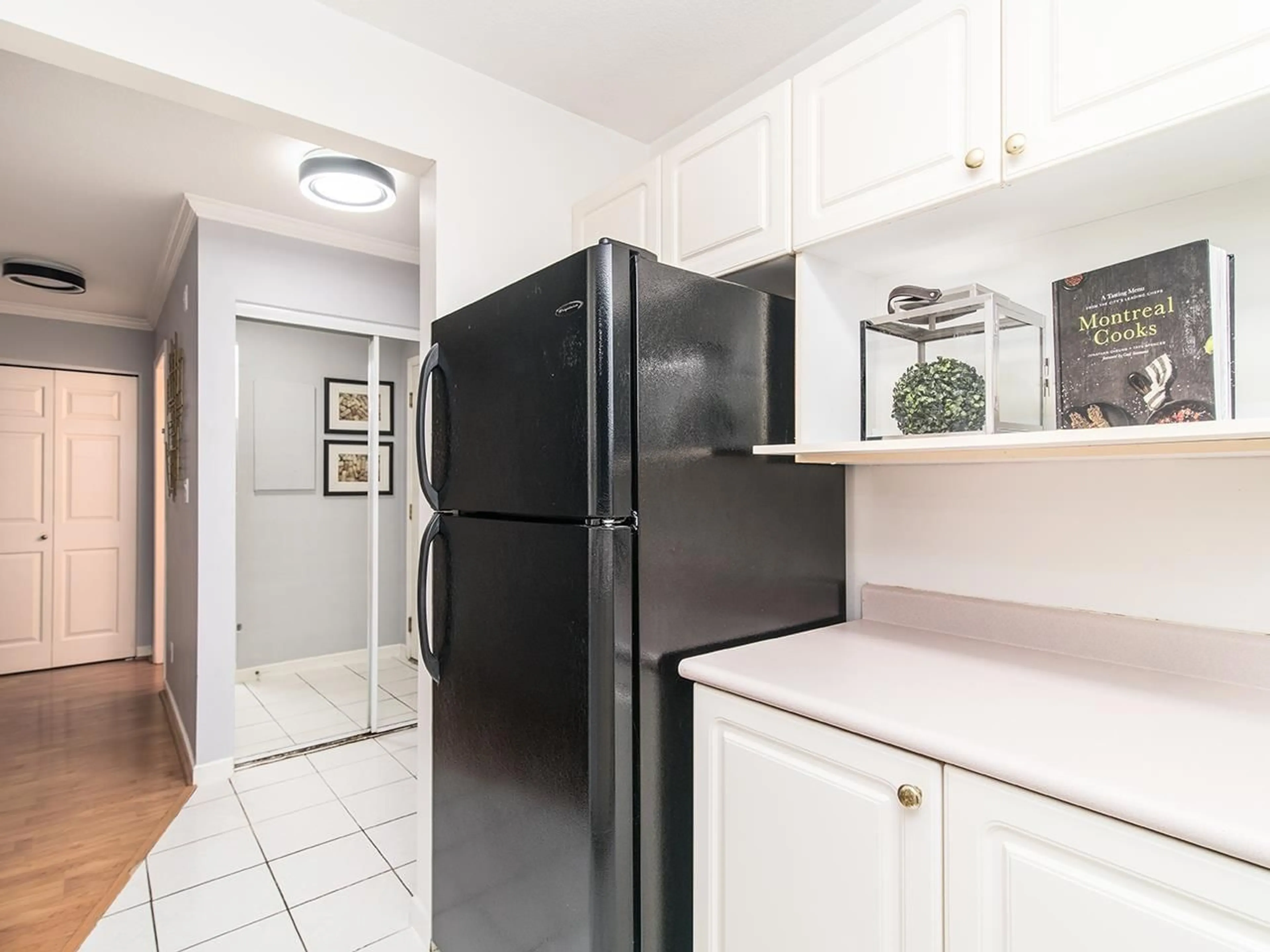 Standard kitchen, unknown for 207 - 9767 140, Surrey British Columbia V3T4M4