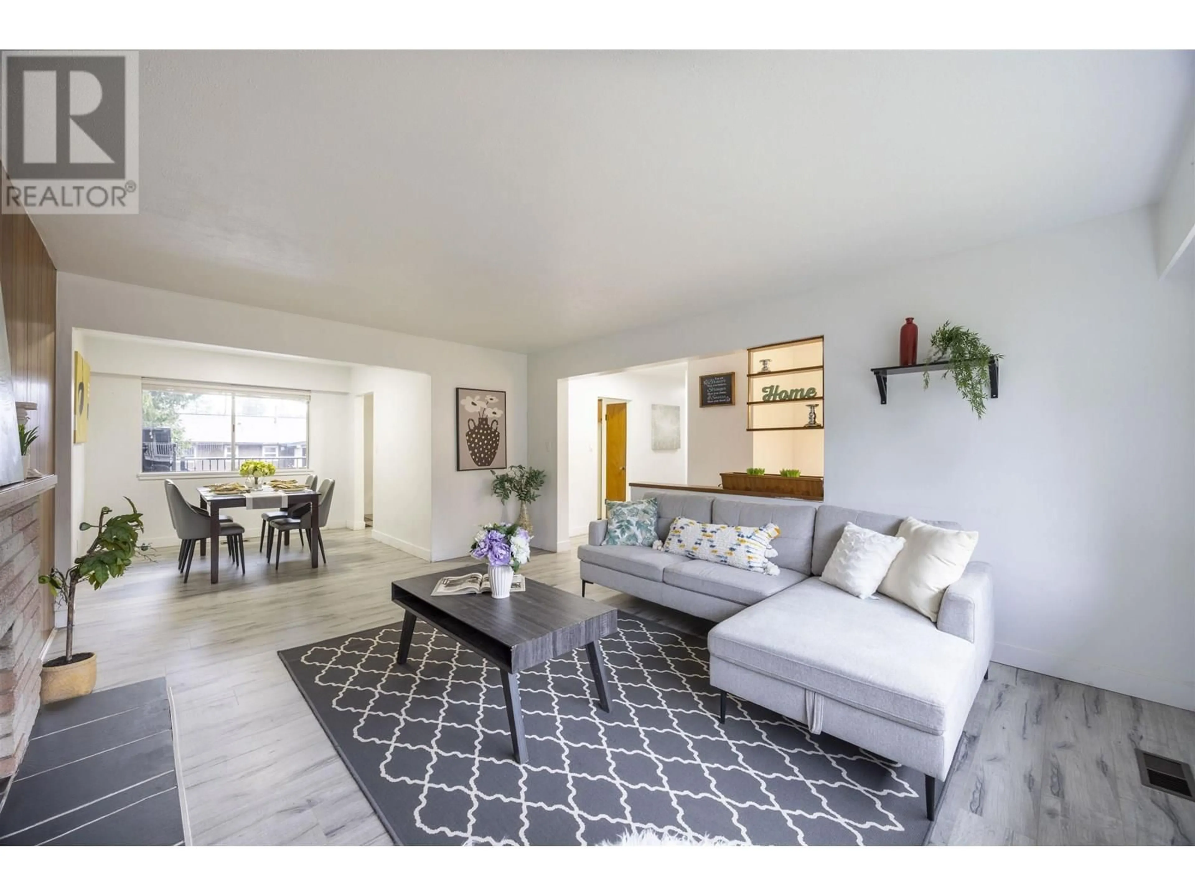 Living room with furniture, unknown for 2418 WARRENTON AVENUE, Coquitlam British Columbia V3K3M5