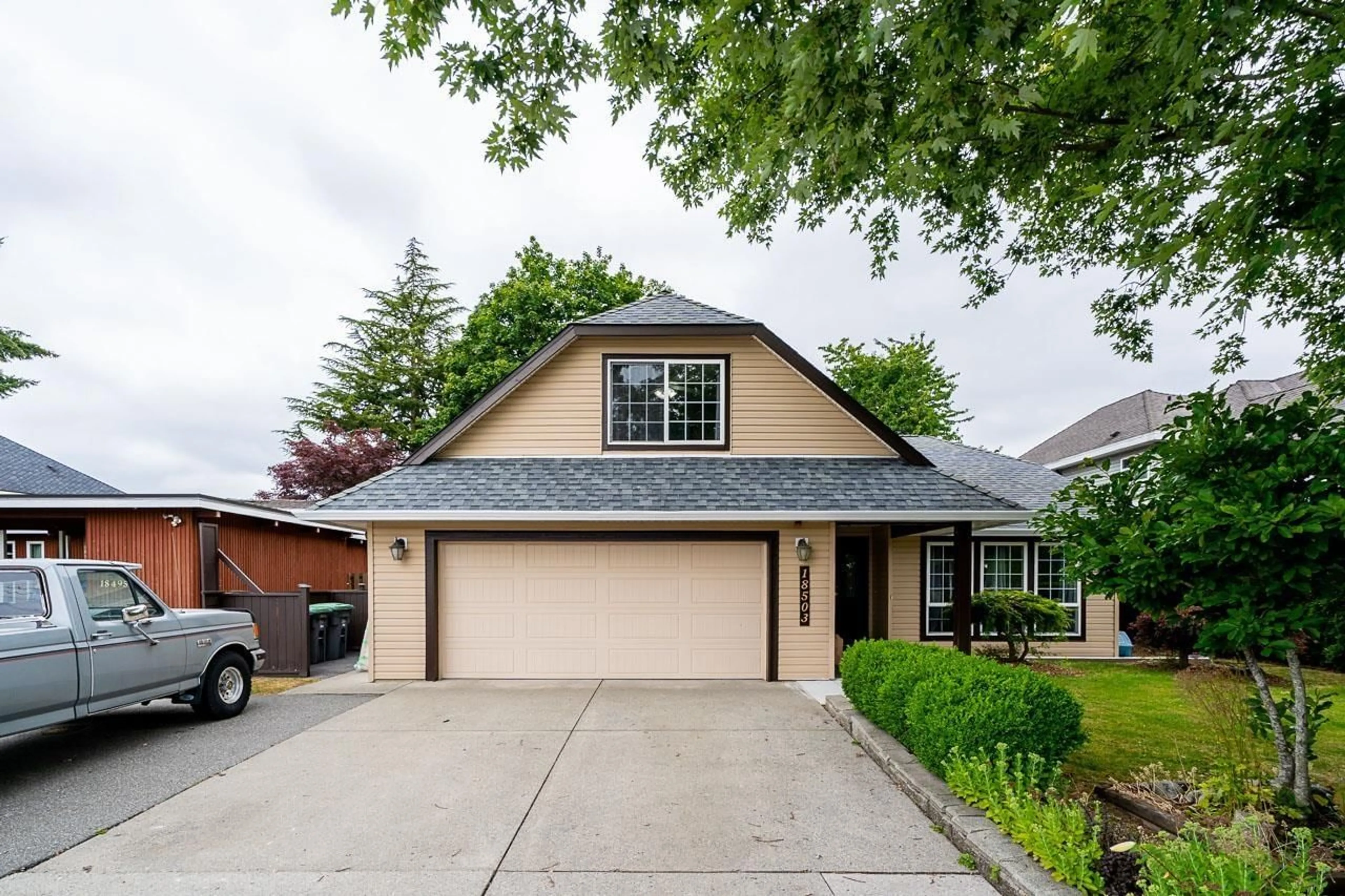 Home with vinyl exterior material, street for 18503 60, Surrey British Columbia V3S8T6