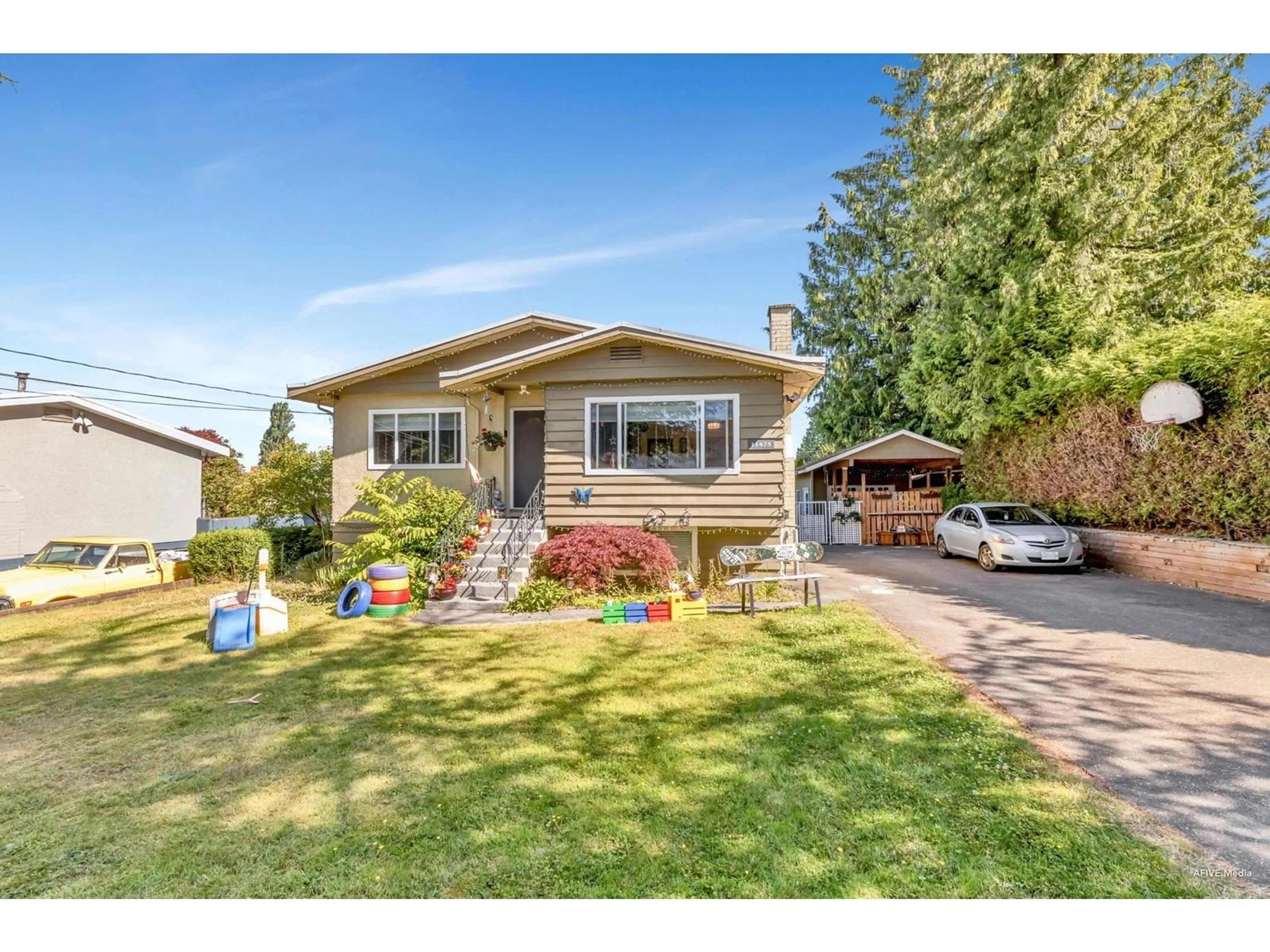 Home with vinyl exterior material, street for 11475 92A, Delta British Columbia V4C3M6