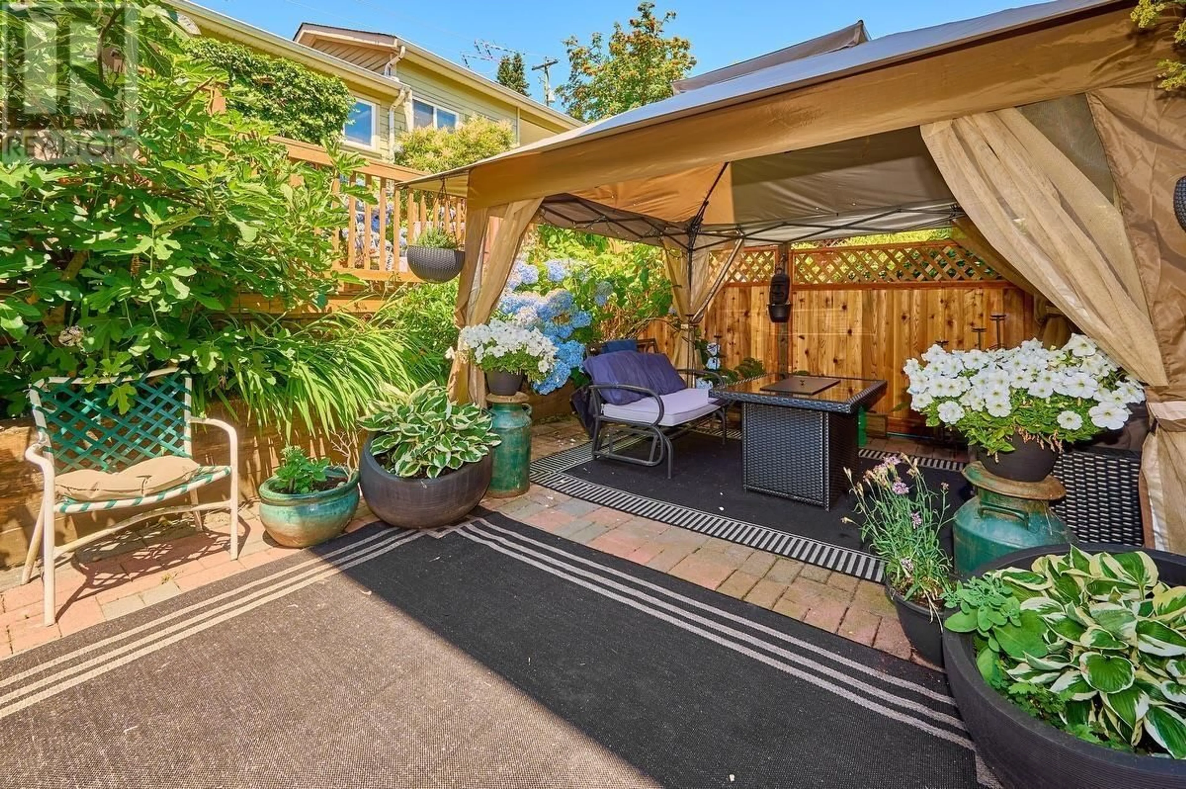 Patio, street for 562 KEITH ROAD, North Vancouver British Columbia V7M1M4