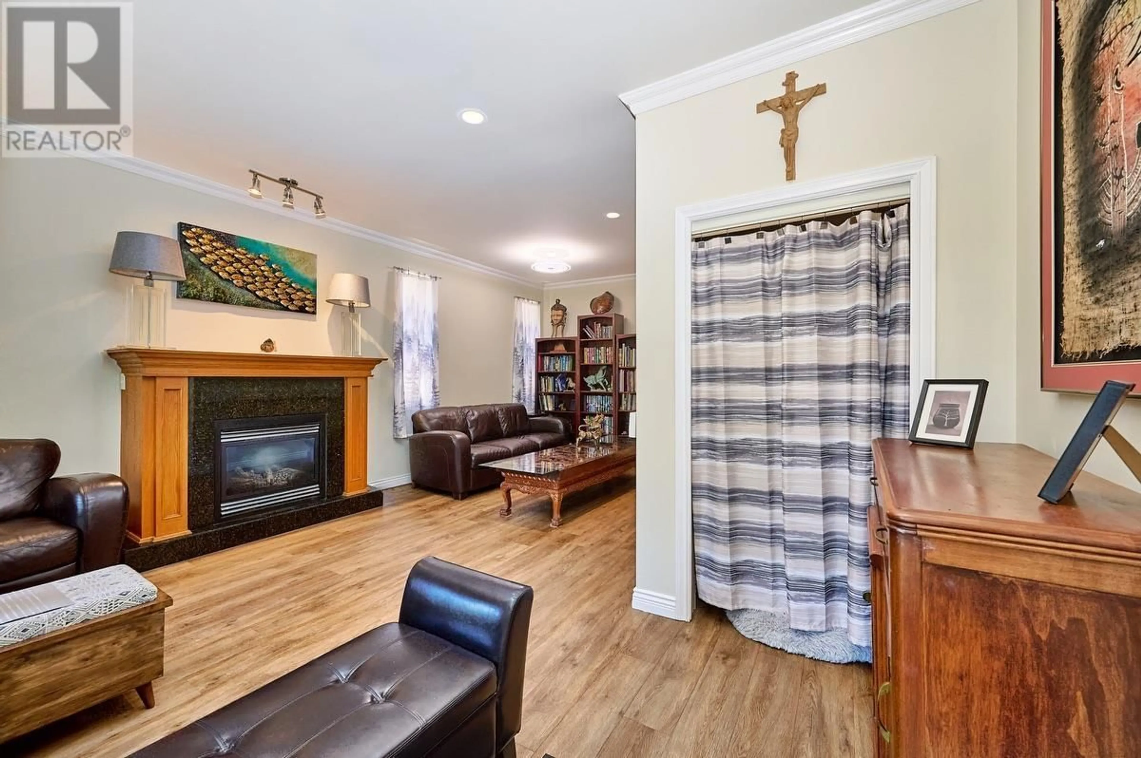 Living room with furniture, wood/laminate floor for 562 KEITH ROAD, North Vancouver British Columbia V7M1M4