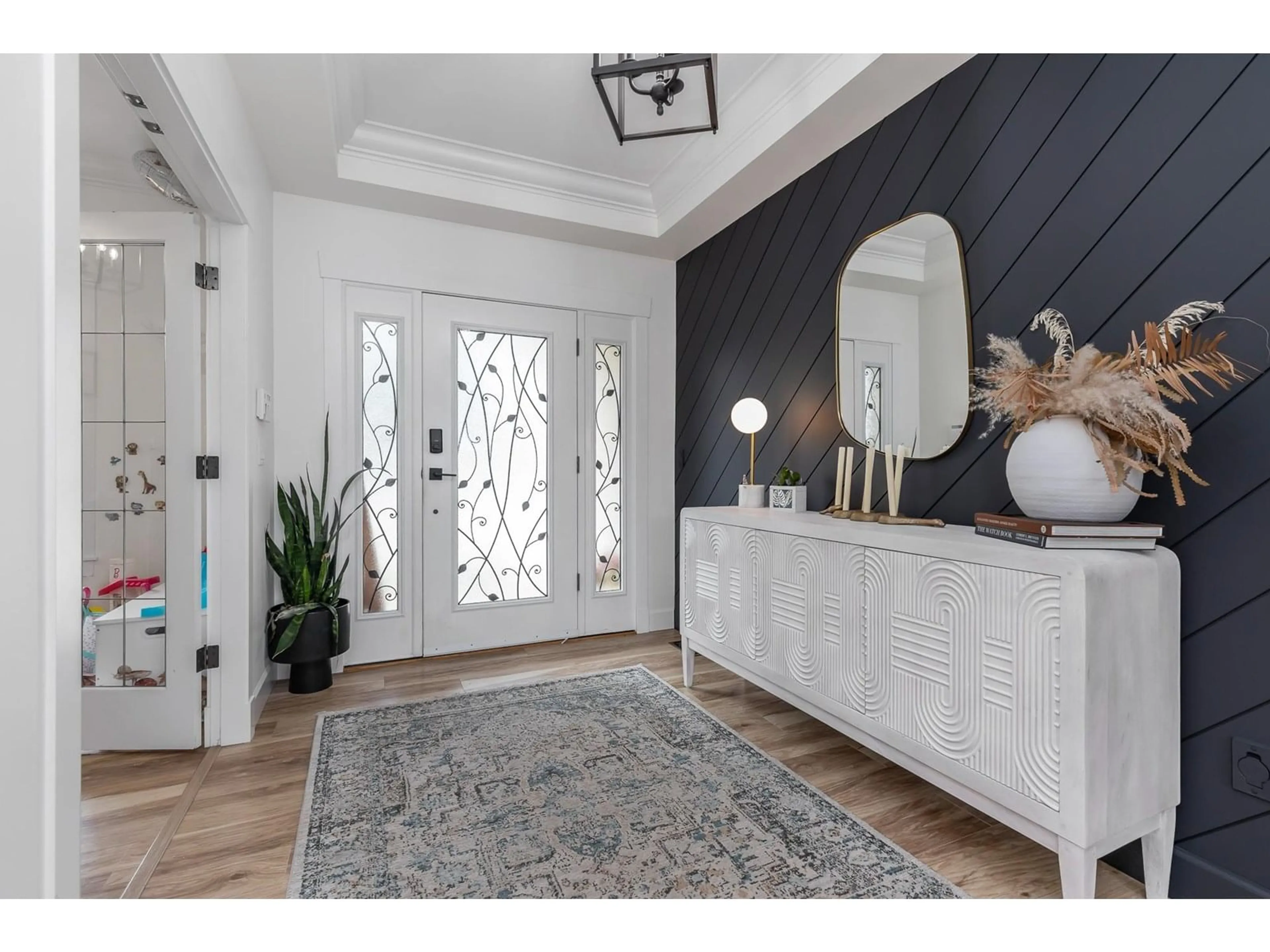 Indoor entryway for 32657 GREENE, Mission British Columbia V4S0A6
