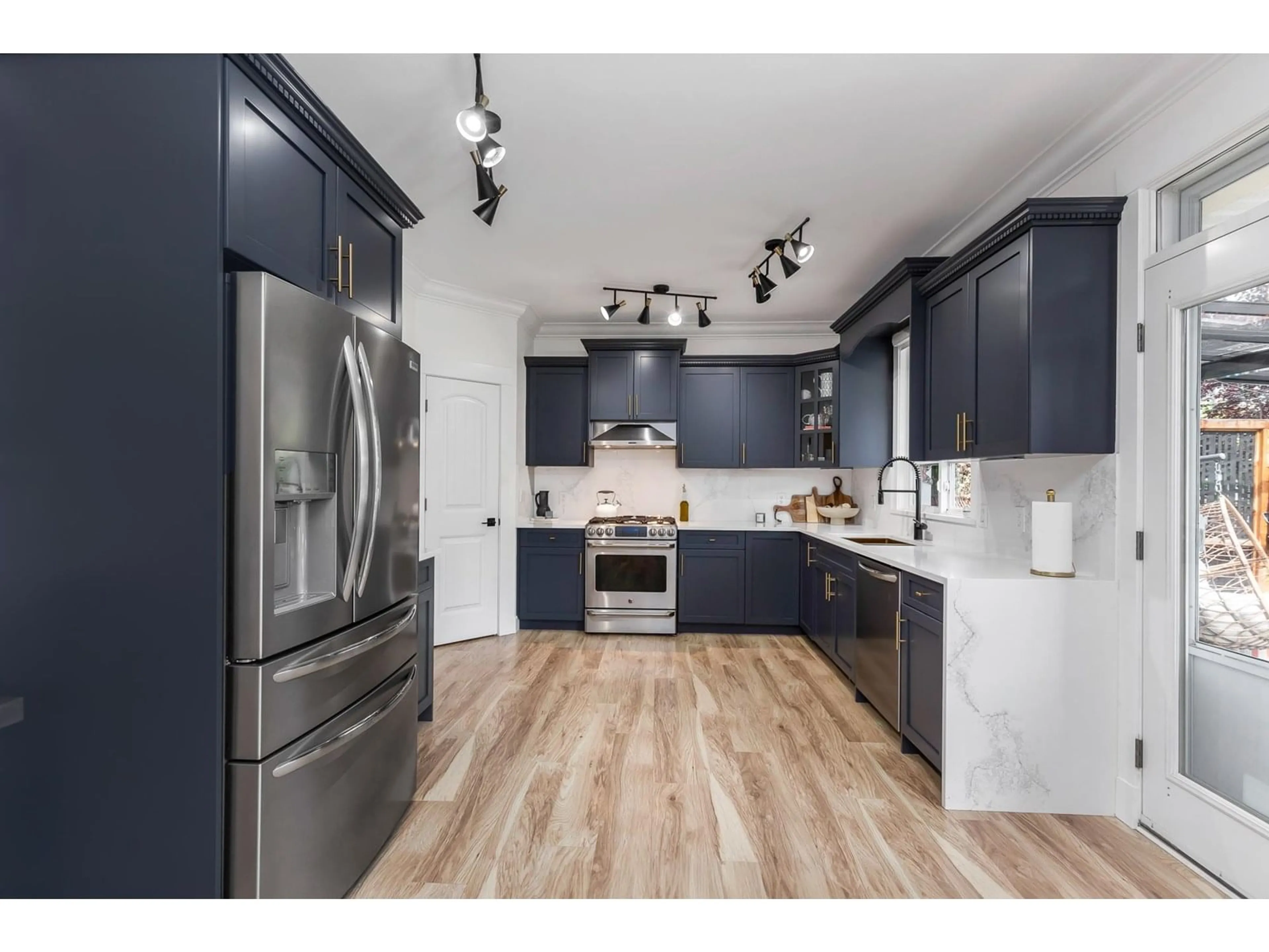 Open concept kitchen, wood/laminate floor for 32657 GREENE, Mission British Columbia V4S0A6