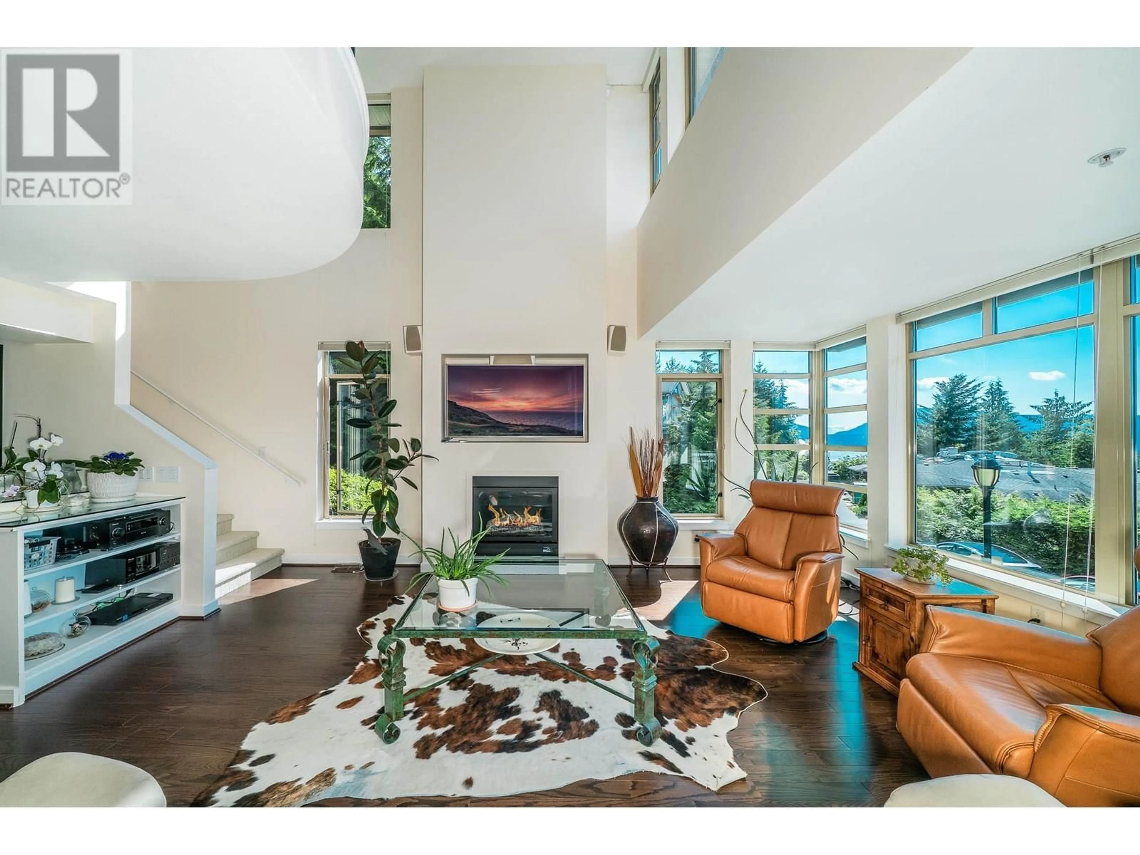 Living room with furniture, unknown for 8664 SEASCAPE DRIVE, West Vancouver British Columbia V7W3J7