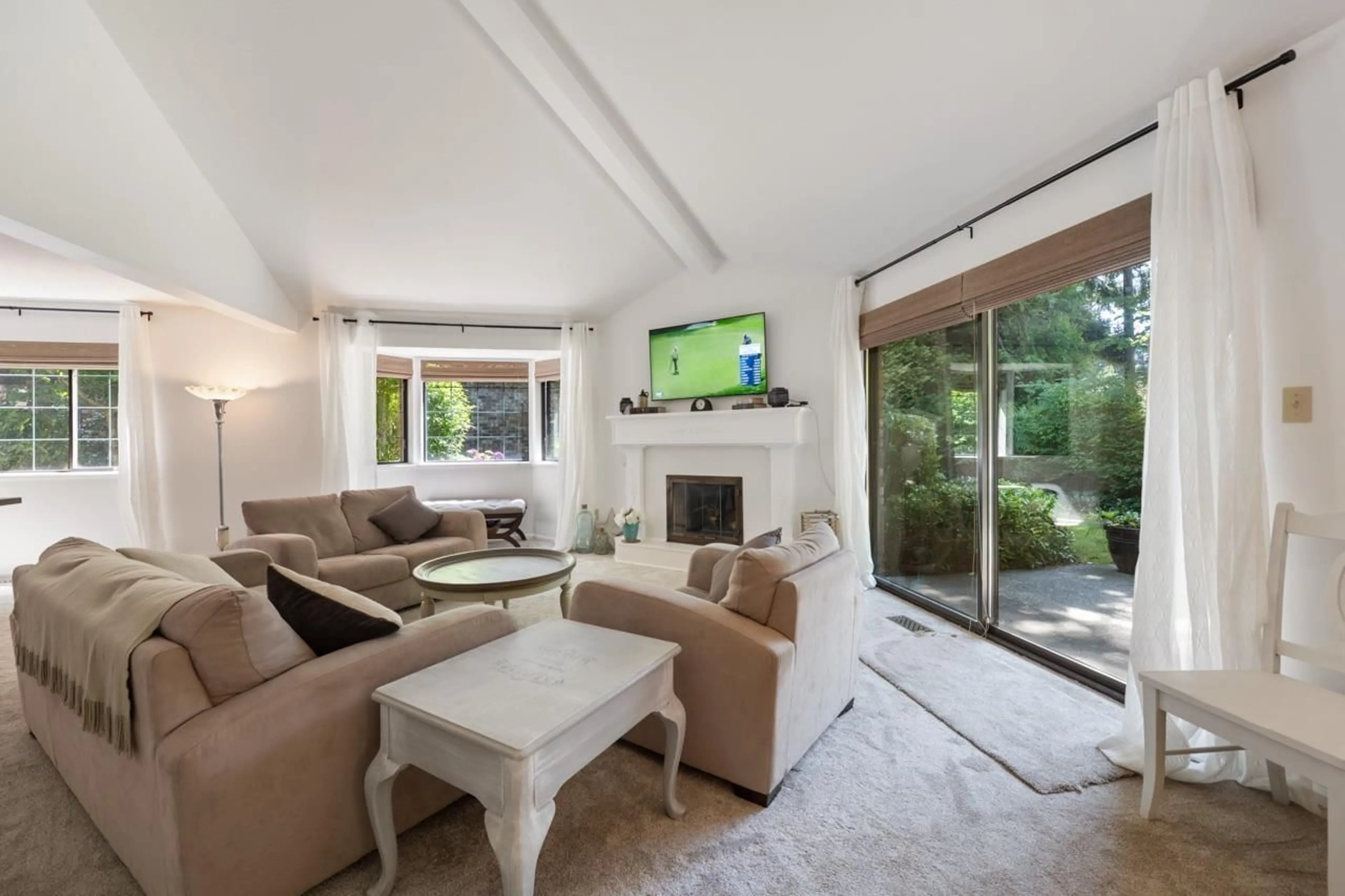 Living room with furniture, unknown for 15 - 1725 SOUTHMERE, Surrey British Columbia V4A7A7
