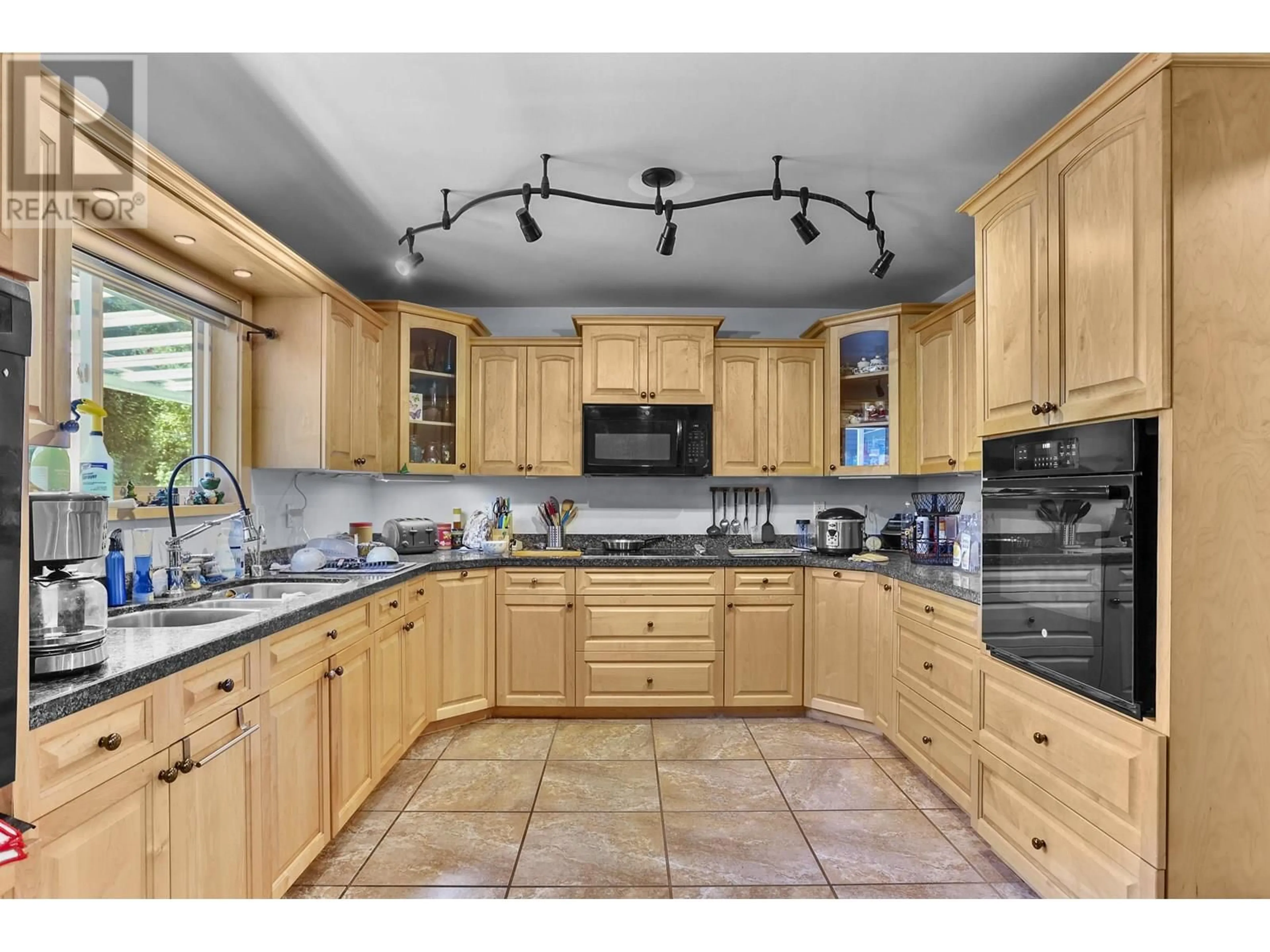 Open concept kitchen, ceramic/tile floor for 12505 208 STREET, Maple Ridge British Columbia V2X4X1