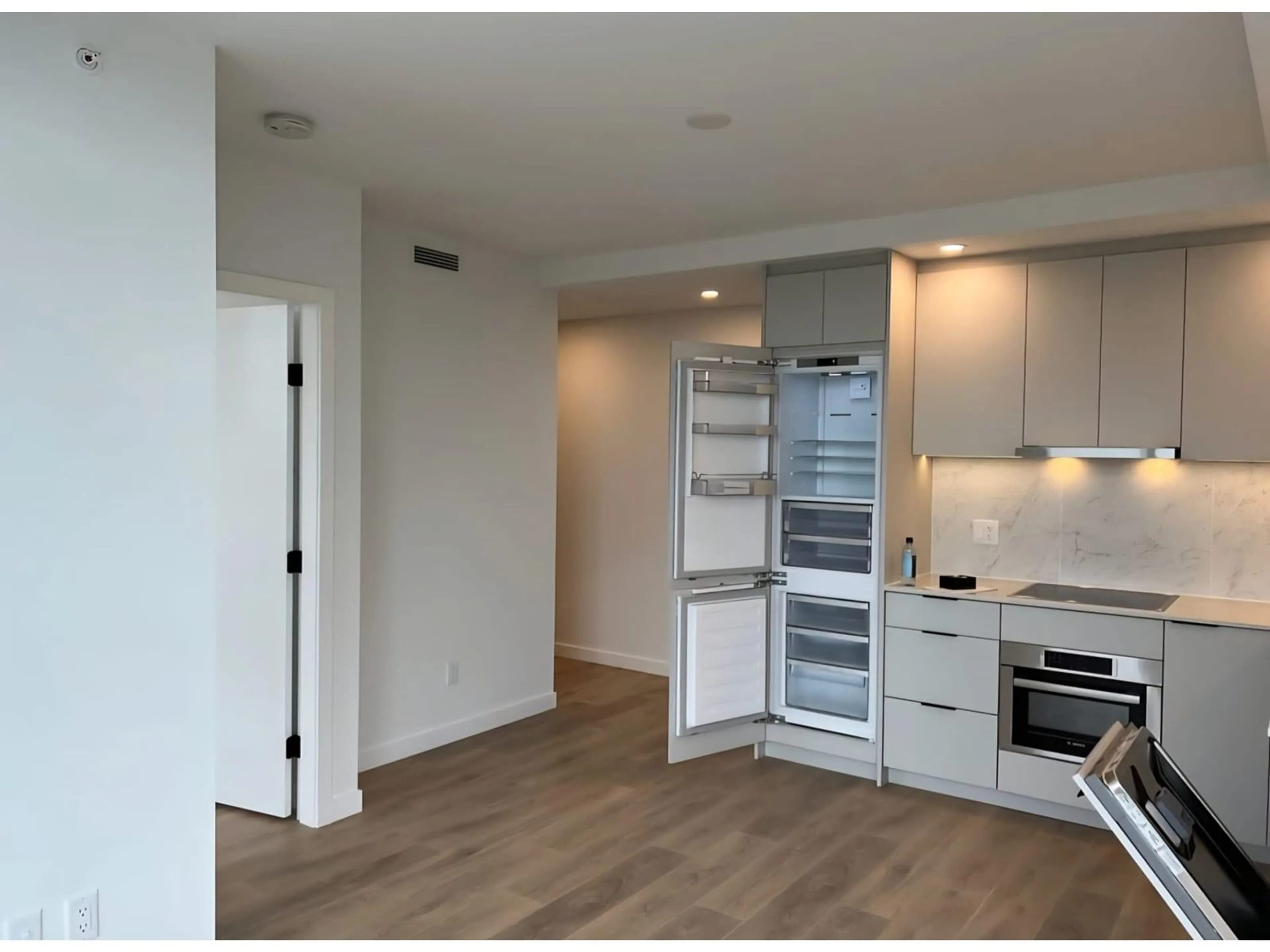 A pic of a room for 1611 - 13685 102, Surrey British Columbia V3T1N7