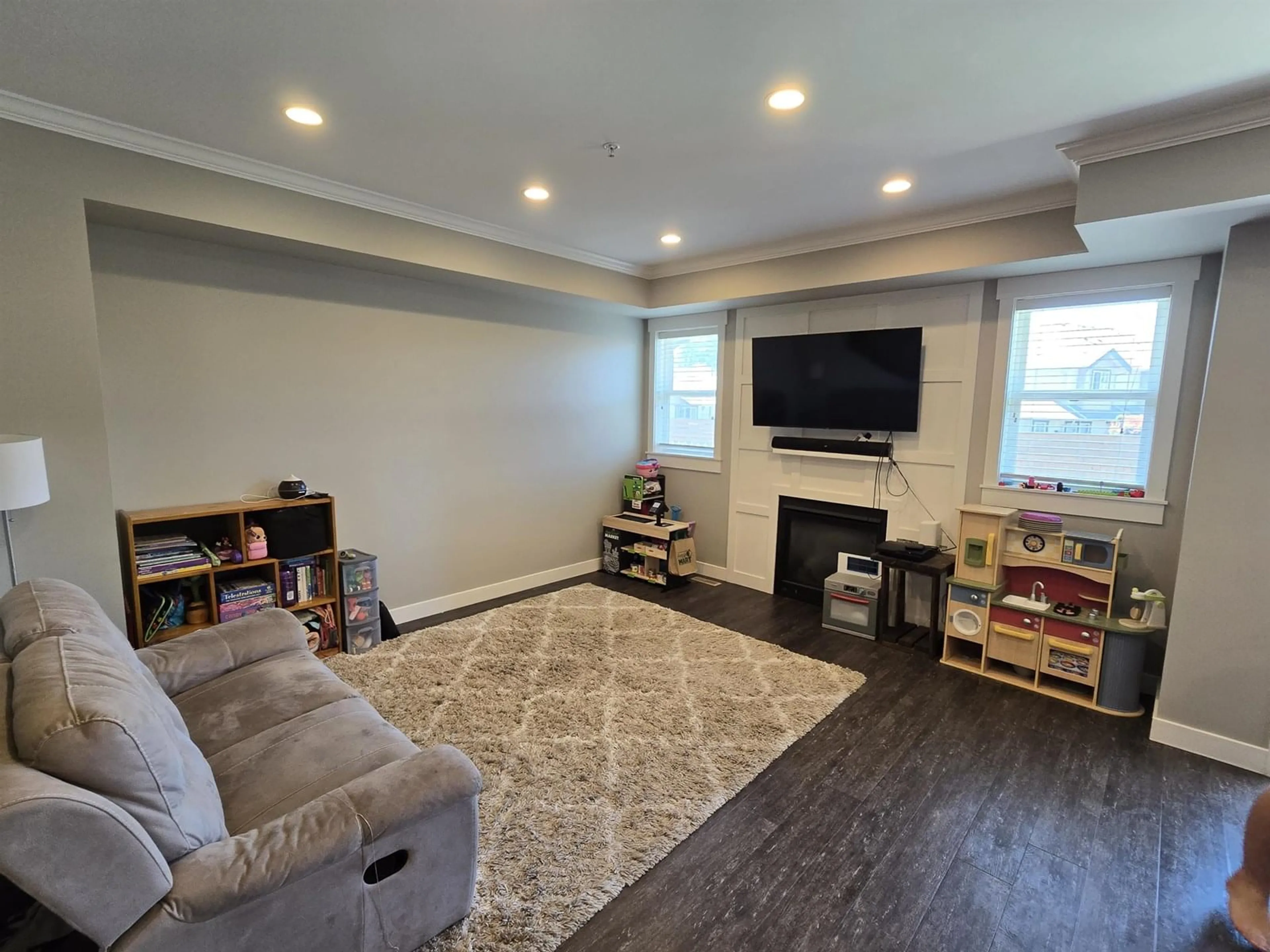 Living room with furniture, wood/laminate floor for 14 - 6491 VEDDER ROAD, Chilliwack British Columbia V2R0Y5