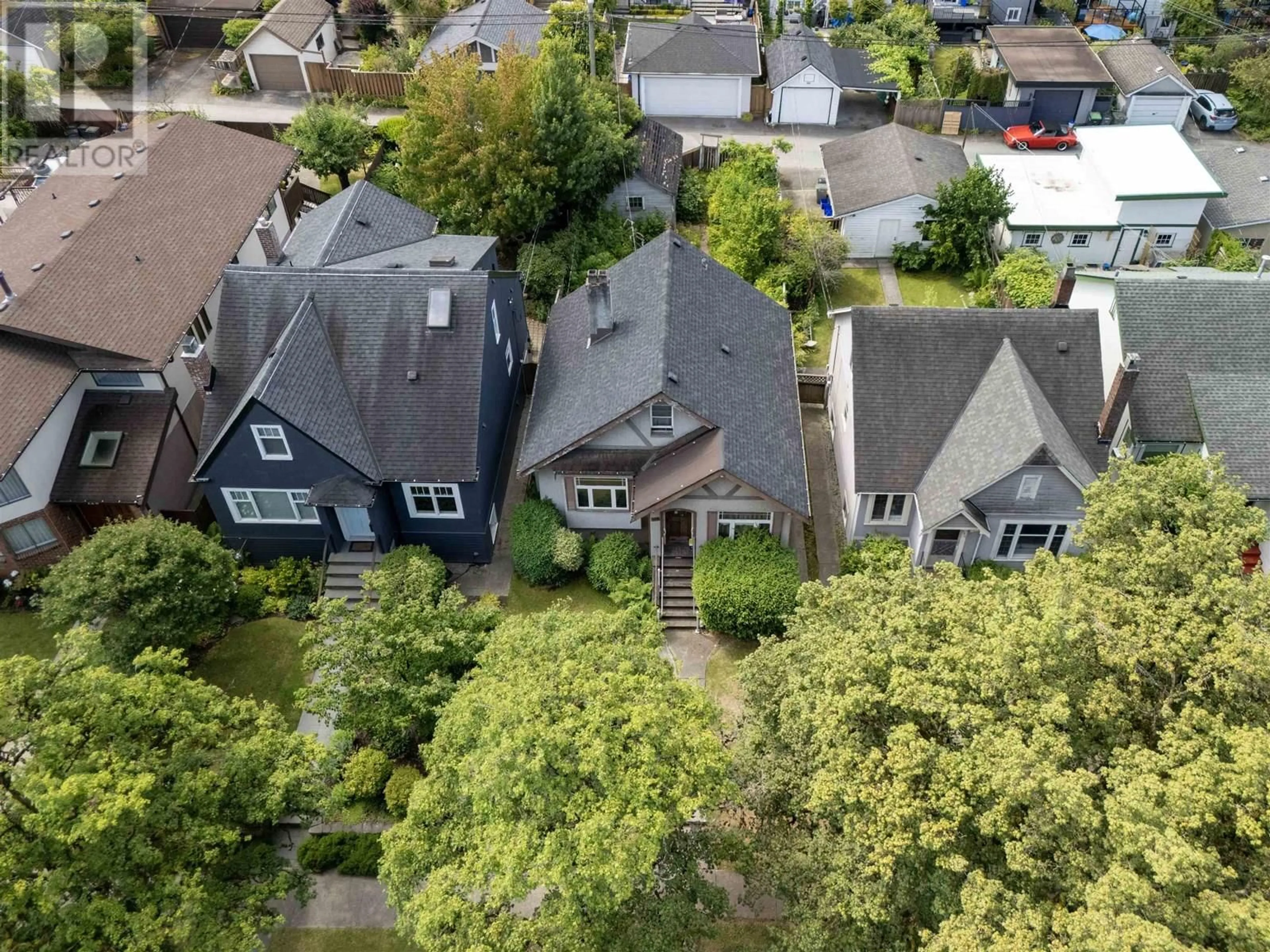 A pic from outside/outdoor area/front of a property/back of a property/a pic from drone, street for 140 21ST AVENUE, Vancouver British Columbia V5Y2E2