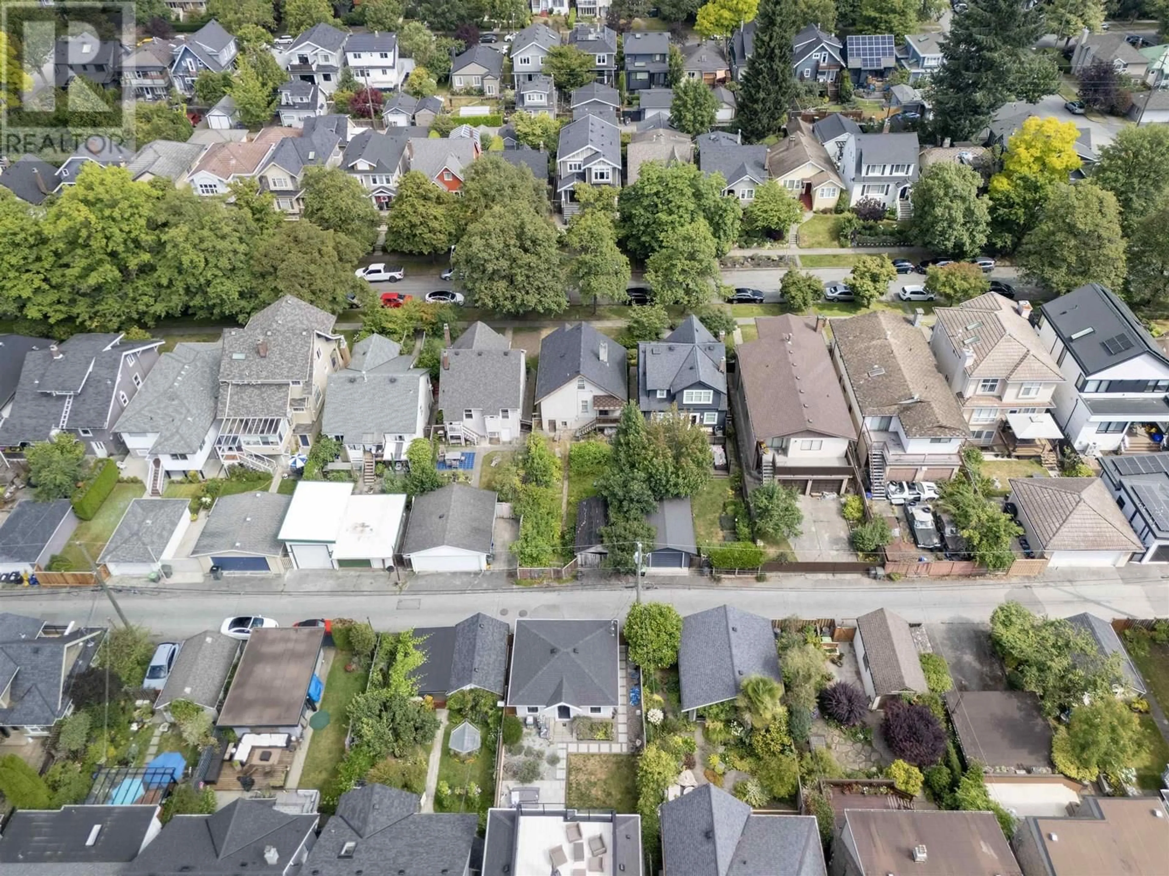 A pic from outside/outdoor area/front of a property/back of a property/a pic from drone, street for 140 21ST AVENUE, Vancouver British Columbia V5Y2E2