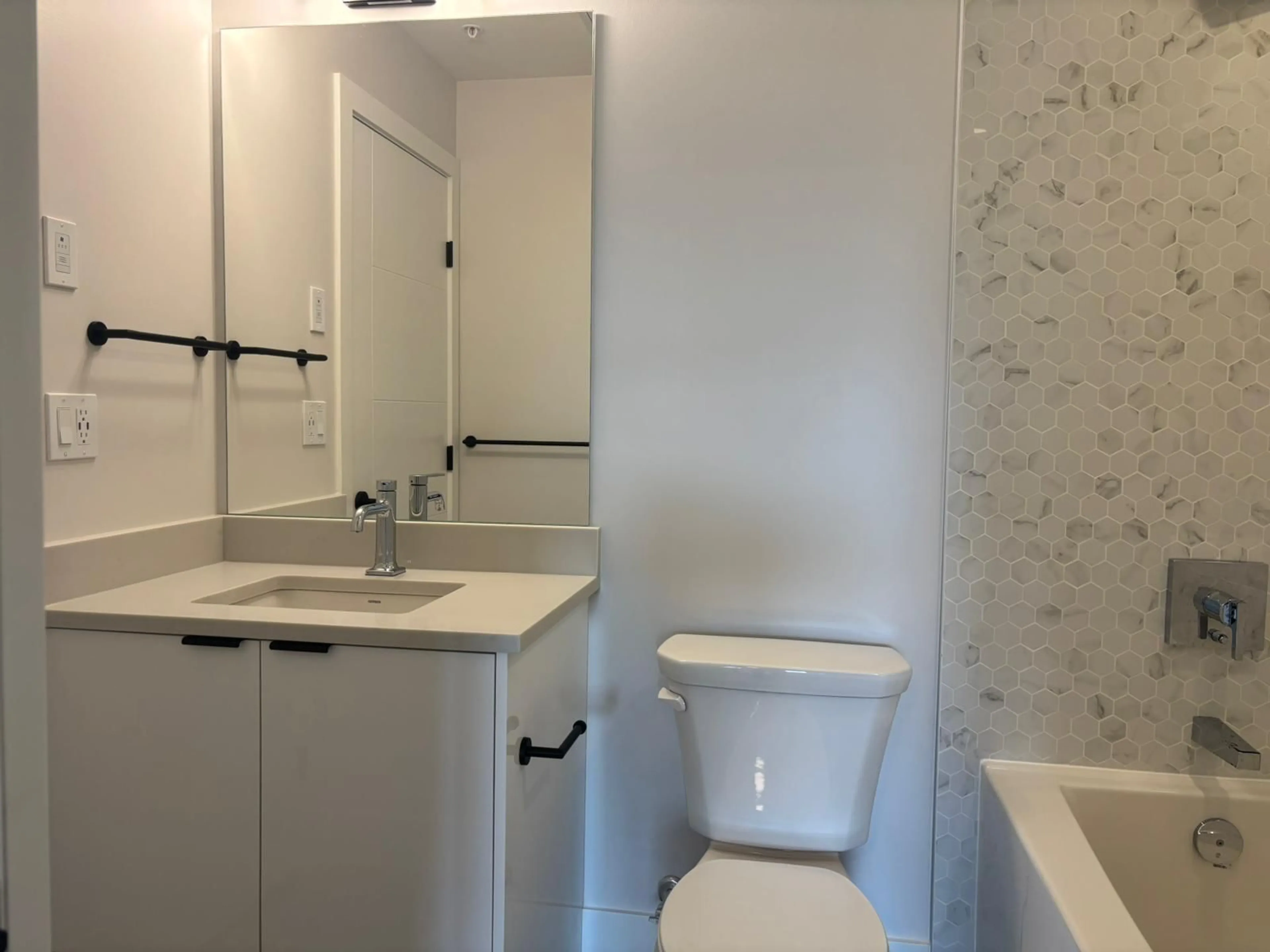 Standard bathroom, unknown for 102 - 13458 95, Surrey British Columbia V3P1P5