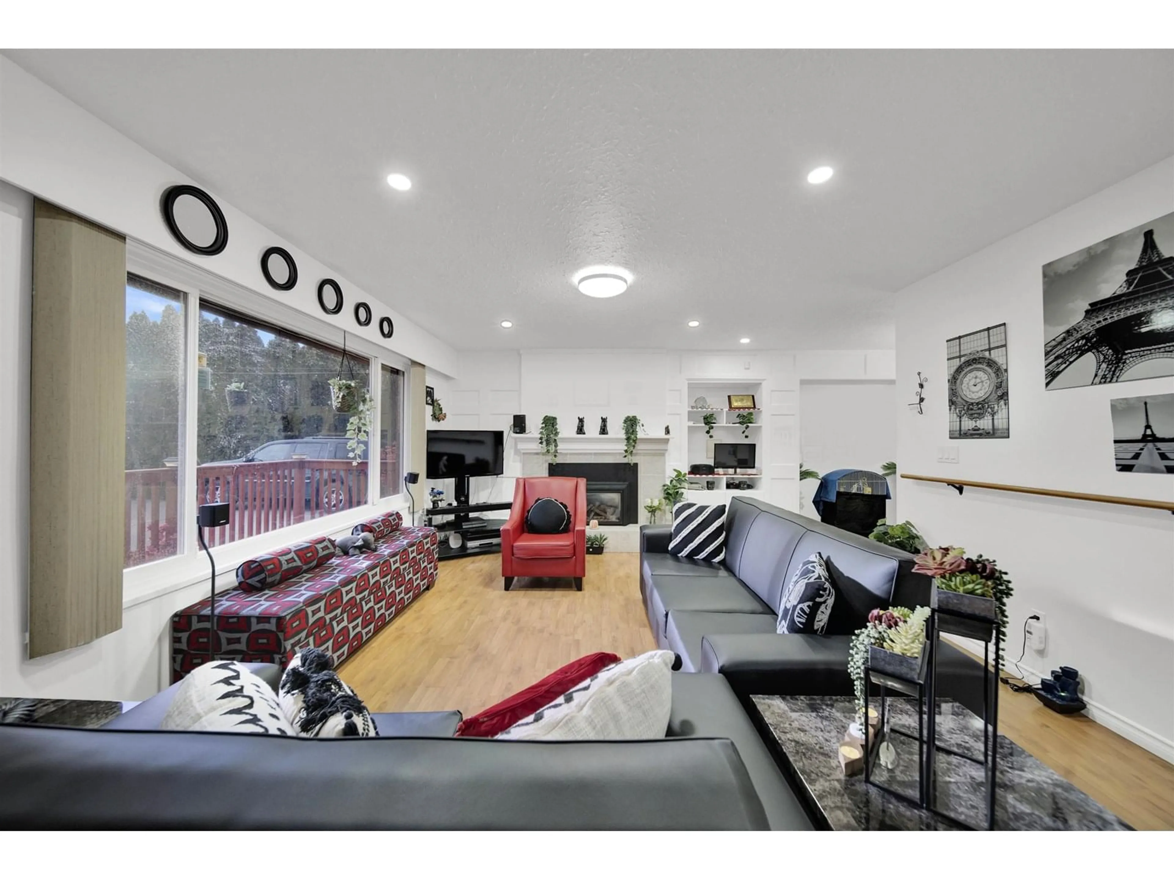 Living room with furniture, unknown for 26655 32, Langley British Columbia V4W3G1