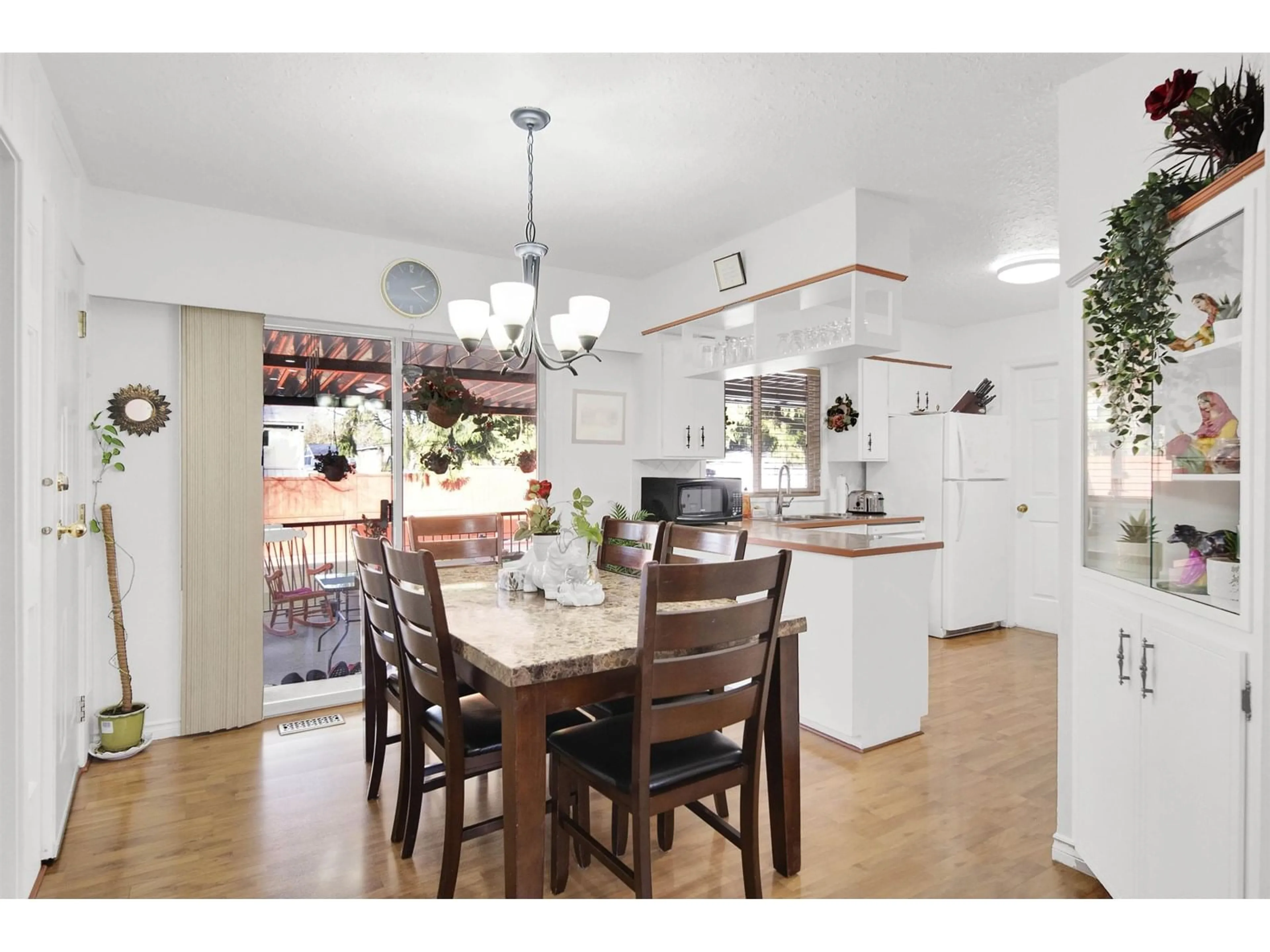 Open concept kitchen, wood/laminate floor for 26655 32, Langley British Columbia V4W3G1