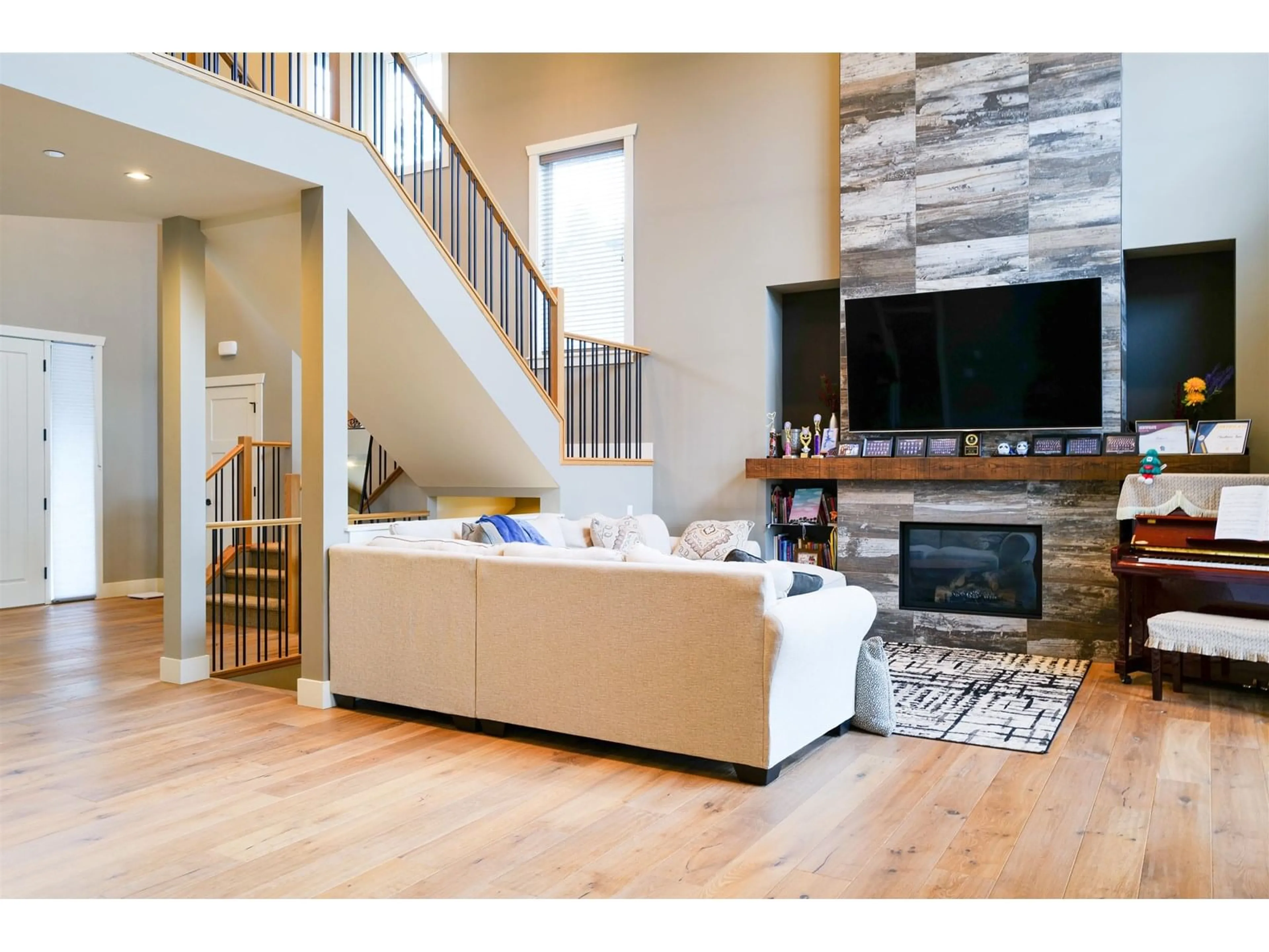 Living room with furniture, wood/laminate floor for 20 - 24455 61, Langley British Columbia V2Y0R4