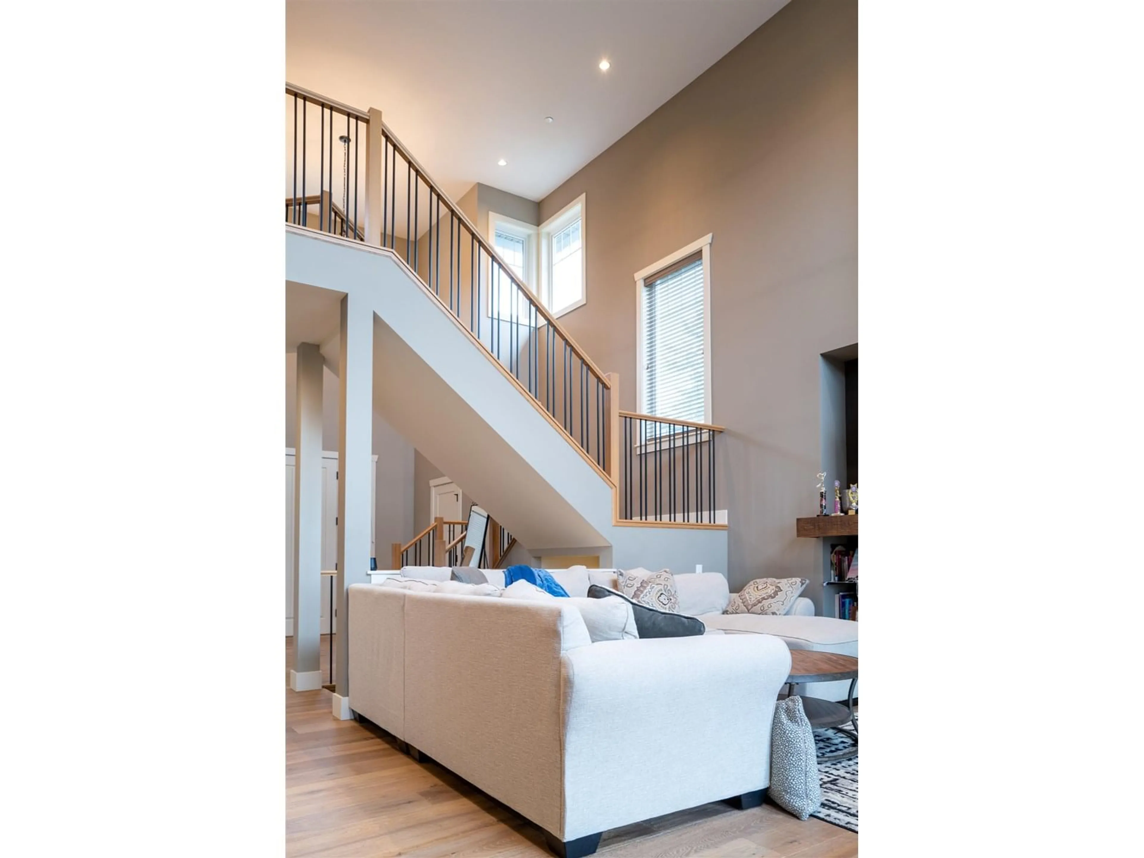 Living room with furniture, wood/laminate floor for 20 - 24455 61, Langley British Columbia V2Y0R4