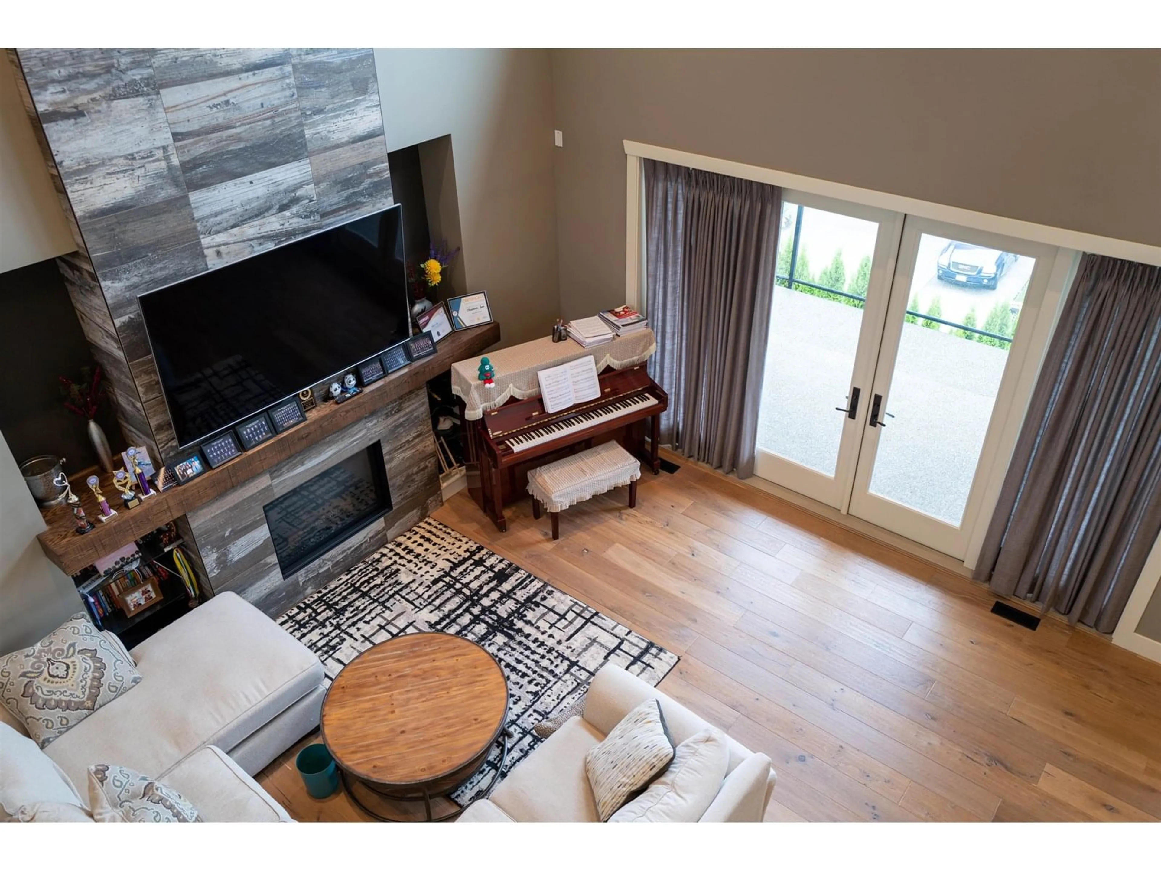 Living room with furniture, wood/laminate floor for 20 - 24455 61, Langley British Columbia V2Y0R4